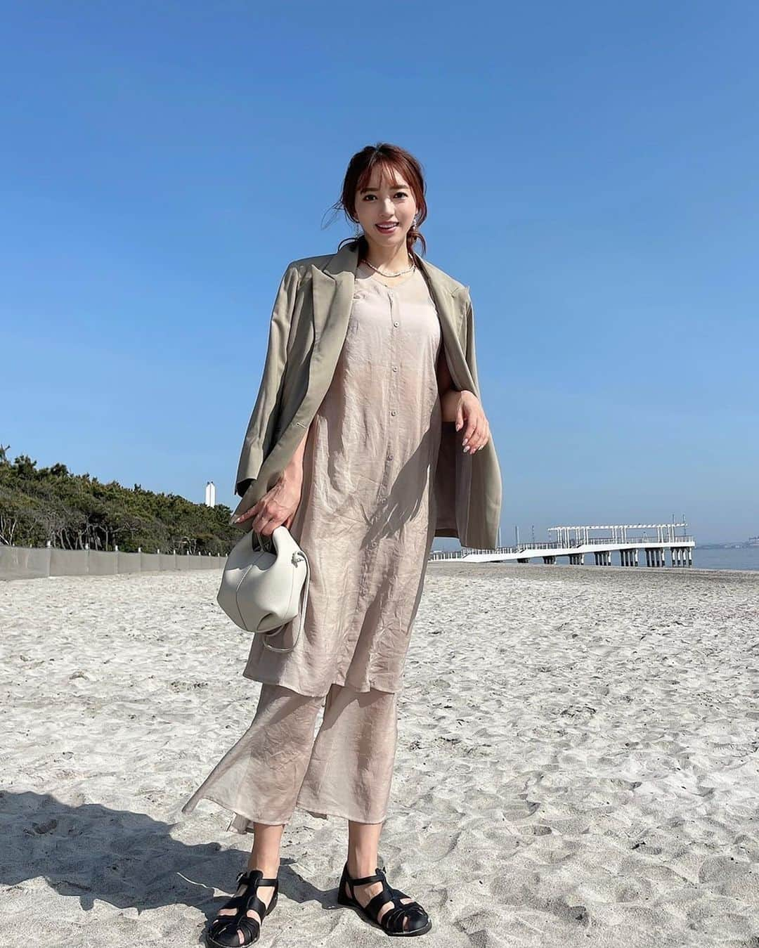 唯可（yuika）さんのインスタグラム写真 - (唯可（yuika）Instagram)「🏖  GWいかがお過ごしですか？ 私は海が好きすぎて毎日でもうみに行きたい気分🏝 やっぱり海って最高✨めっちゃ癒されるし心が浄化する気がする🤤✨ 大袈裟？笑  この日のcoordinate  set up/ @kuih_store 5/9 14時まで20%offクーポンでてるよ bag/ @polene_paris sandals/ @zara  set upはこれからの季節めっちゃ活躍してくれそう！カラーも豊富だったから他のカラーも欲しいな🤤✨ GW中はこの @kuih_store のお洋服がmax30%offにもなってるから是非チェックしてみてね❣️  #kuihst#kuih#code#fashion#sea #クイ#ザラ#コーディネート#ママコーデ#ママファッション#セットアップ#海コーデ#夏コーデ#夏ファッション#長身コーデ#高身長#ゴールデンウィーク#ゴールデンウィークの過ごし方」5月5日 20時05分 - yu.i.k.a