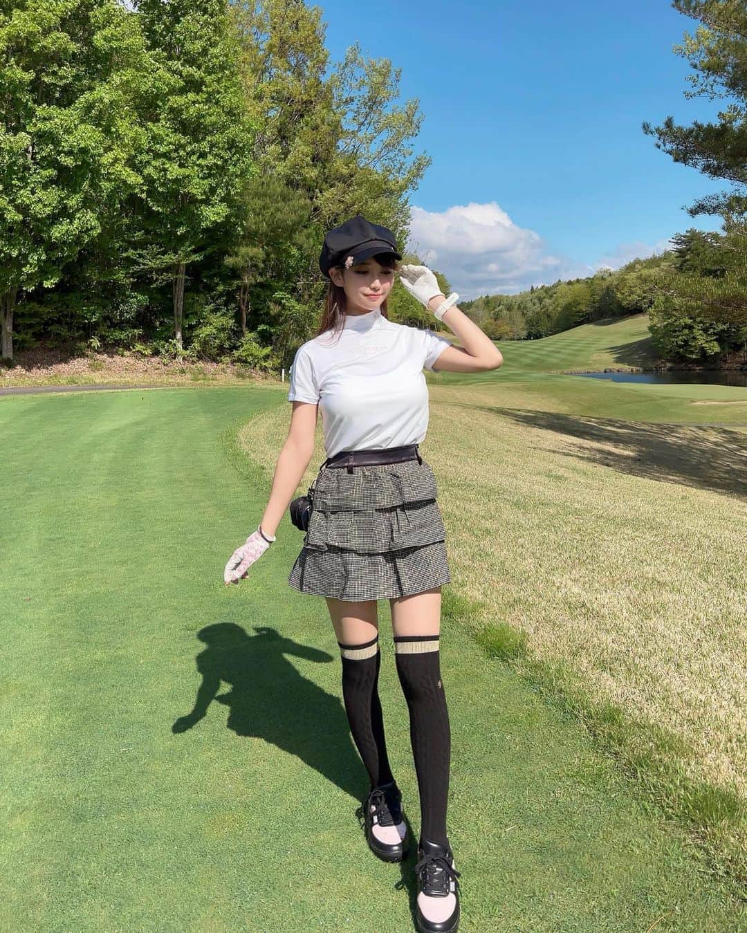MAYUさんのインスタグラム写真 - (MAYUInstagram)「. 全身 @standrews_jp のモノトーンコーデ🖤✨ . トップスは背中のさりげないフリルがかわいいっ🫧 スカートはキラキラの糸が織られたふりふりなの〜🥺 かわいすぎる🖤✨ . キャスケットもセントのものだよん！ . お天気良くて最高でした⛳️☀️ . #ゴルフ女子#ゴルフ#ゴルフウェア#ゴルフコーデ#ゴルフファッション#golf#golfwear#golfswing#golf fashion#golfgirl#golfer#golfclub#golfcourse#golflife#standrews#japan#japanesegirl#fashion」5月5日 19時57分 - mayu.kina_golf