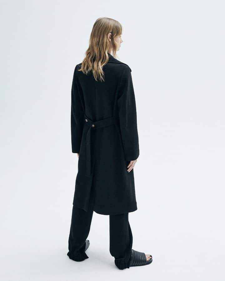 のインスタグラム：「new season. winter 22.  introducing winter 22, a considered collection that embraces a natural and relaxed mode of dressing for a new way of living.  connecting through touch and texture, the collection embraces a sense of tactility, security and warmth, featuring hero styles in natural fibres – from plush cashmere and merino knits, mohair yarns and boiled wools to sporty, functional and structured gabardines, canvases and crisp cotton poplins.  shop the new season collection online now and in-store from tomorrow.  photography by @peter_van_alphen  styling by @jessicasteuarthoyler  beauty by @gillielove hair by @petelennon  #bassike」