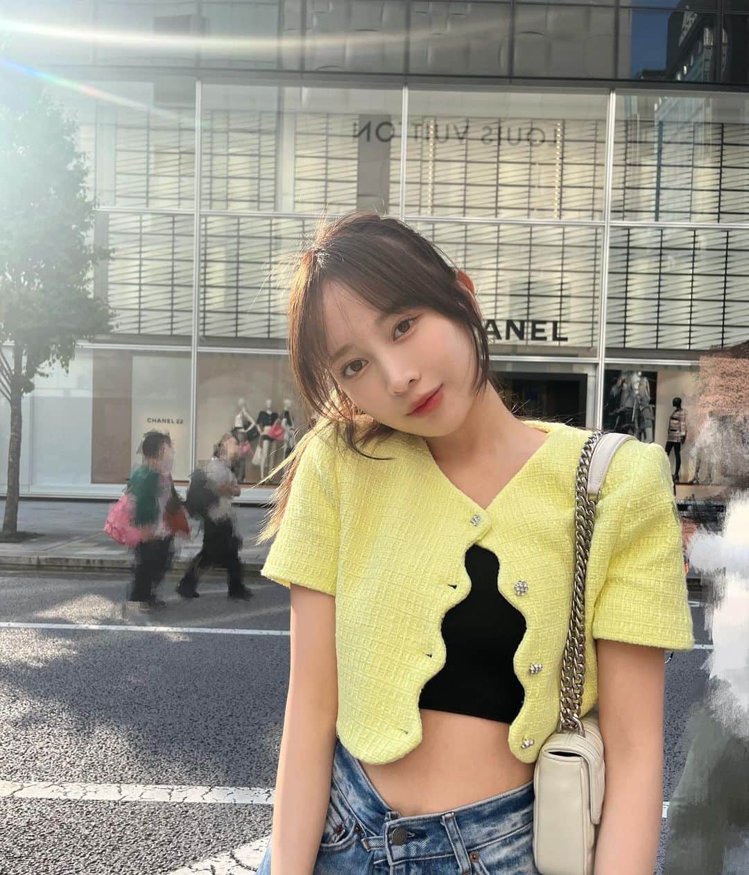 のインスタグラム：「黄色い服ほぼ着ないから新鮮🫠 後ろのたわしおじさん気になる(2枚目)」