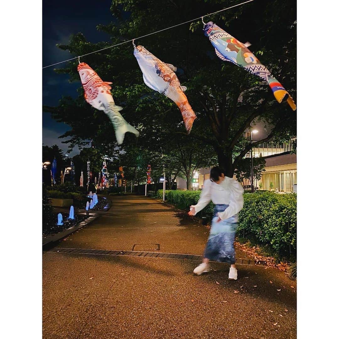 のん（能年玲奈）さんのインスタグラム写真 - (のん（能年玲奈）Instagram)「5月5日ですね。🎏 こいのぼり大好き。 私の地元に、空高く鯉のぼりが並ぶ場所があって、とてもかっこよかった。それを思い出した。今年もやってるかな？  ここは一つ一つデザインされた鯉のぼりが並んでいました。東京にもこういう場所を作るって素敵！ 北斎の展覧会の帰り。またその展示の事もポストしますね📮 #こどもの日 #3枚目は鯉のぼりに擬態」5月5日 20時08分 - non_kamo_ne