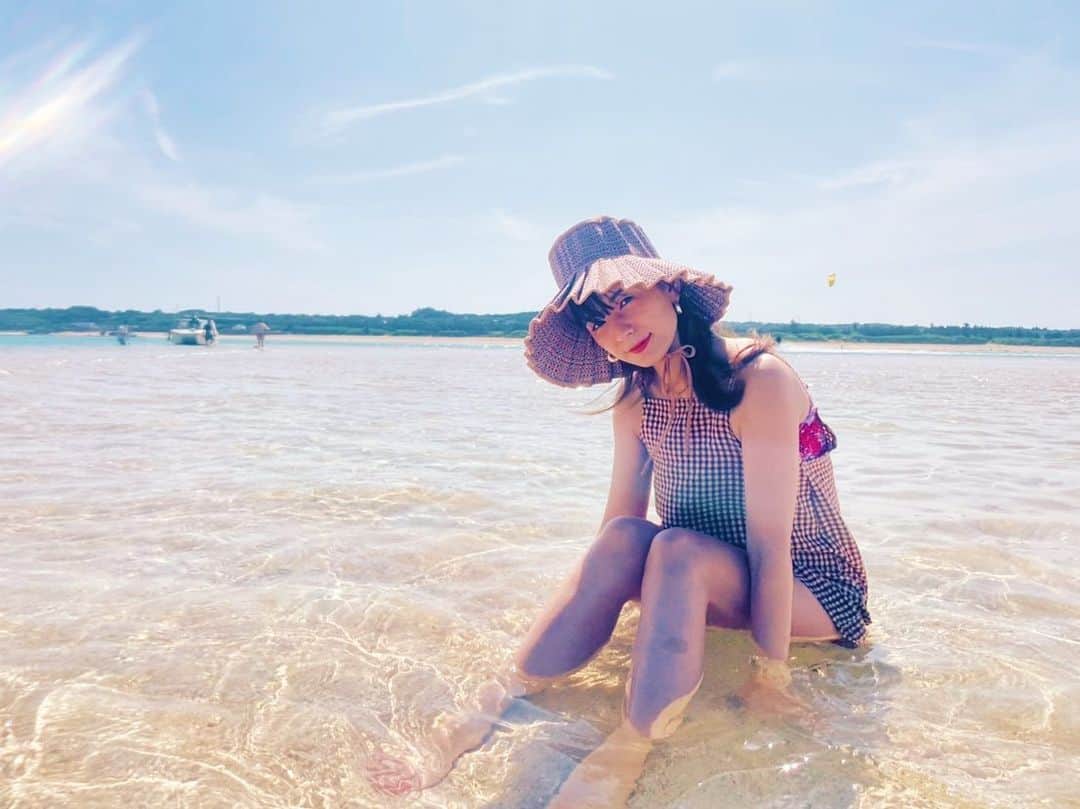 スザンヌさんのインスタグラム写真 - (スザンヌInstagram)「晴れの与論も雨の与論もぜんぶぜんぶ最高でした🏖 またすぐ行きたいな 与論のみんなにもう会いたいな♡ 遊んでくれたみんなありがとう♡  今回も @shimaenjoy さんに#百合ヶ浜 に連れてってもらったよ⛵️ 年齢の数の星の砂は拾えなかったけどここにいるだけでじゅーっぶんしあわせでした🤤  明日から学校に仕事に全力で頑張る！！ G.Wの思い出📷  👒　@lornamurray_  👙　@freaksstore_official  💫　@todayful_   #与論島」5月5日 20時13分 - suzanneeee1028