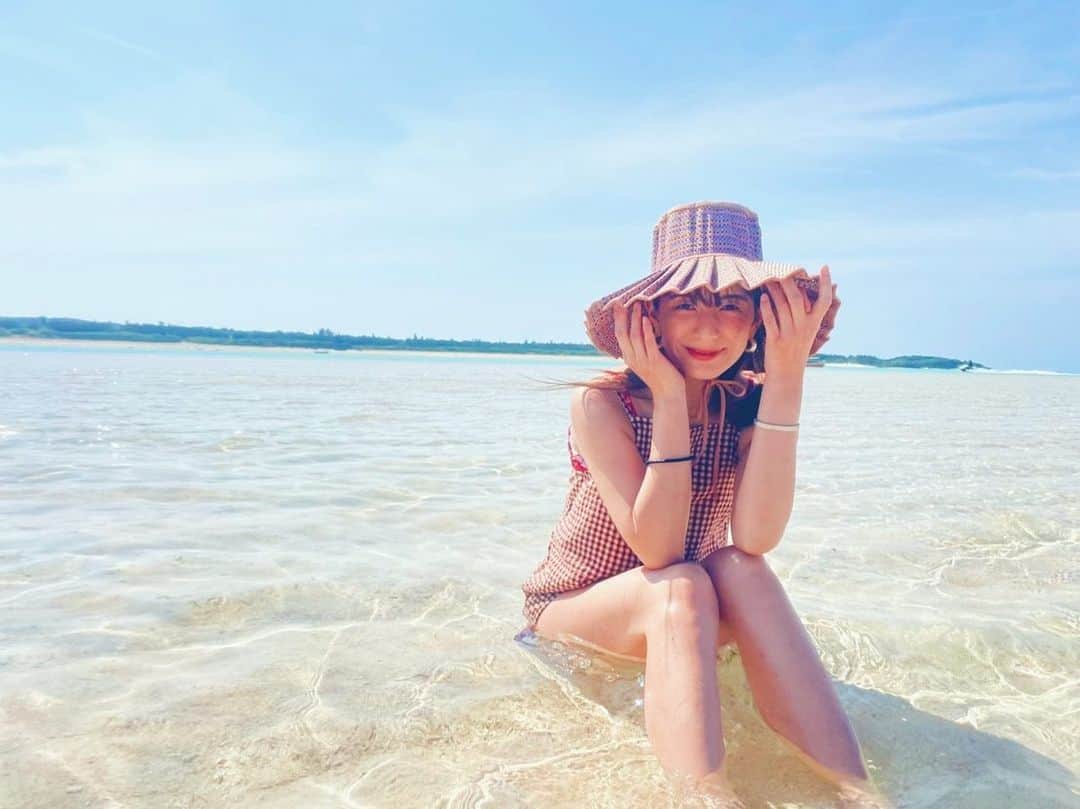 スザンヌさんのインスタグラム写真 - (スザンヌInstagram)「晴れの与論も雨の与論もぜんぶぜんぶ最高でした🏖 またすぐ行きたいな 与論のみんなにもう会いたいな♡ 遊んでくれたみんなありがとう♡  今回も @shimaenjoy さんに#百合ヶ浜 に連れてってもらったよ⛵️ 年齢の数の星の砂は拾えなかったけどここにいるだけでじゅーっぶんしあわせでした🤤  明日から学校に仕事に全力で頑張る！！ G.Wの思い出📷  👒　@lornamurray_  👙　@freaksstore_official  💫　@todayful_   #与論島」5月5日 20時13分 - suzanneeee1028