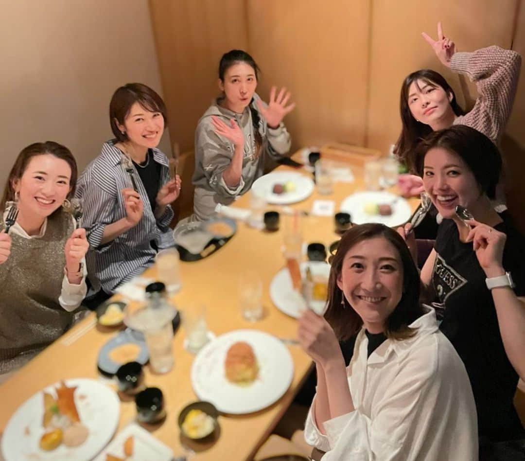 瀬南海はやさんのインスタグラム写真 - (瀬南海はやInstagram)「* 最近同期と集まる機会が多くて嬉しい🥹💓  久しぶりのメンバーも集合して 舞ちゃんのお祝いもできて...💐 楽しかったなぁ～  GWも残りあと少し😢  #98期 #同期  #夢乃花舞 ちゃん #結婚おめでとう💍」5月5日 20時23分 - senami_haya