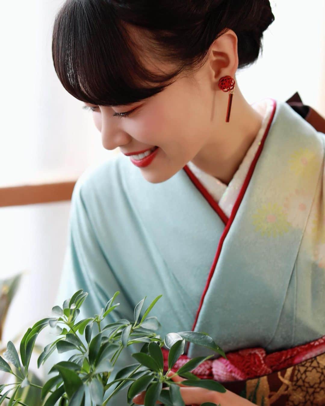 千倉里菜さんのインスタグラム写真 - (千倉里菜Instagram)「みなさんGWはどう過ごされましたか☺️？ 人は多かったかな？ 私は特に話せる楽しい話は無いんだけど、最近ハマった趣味のモノの色の勉強をしていました😂  めちゃめちゃインドアGW😭✨   #kimono #着物 #振袖 #gw」5月5日 20時37分 - rina_amatsuma