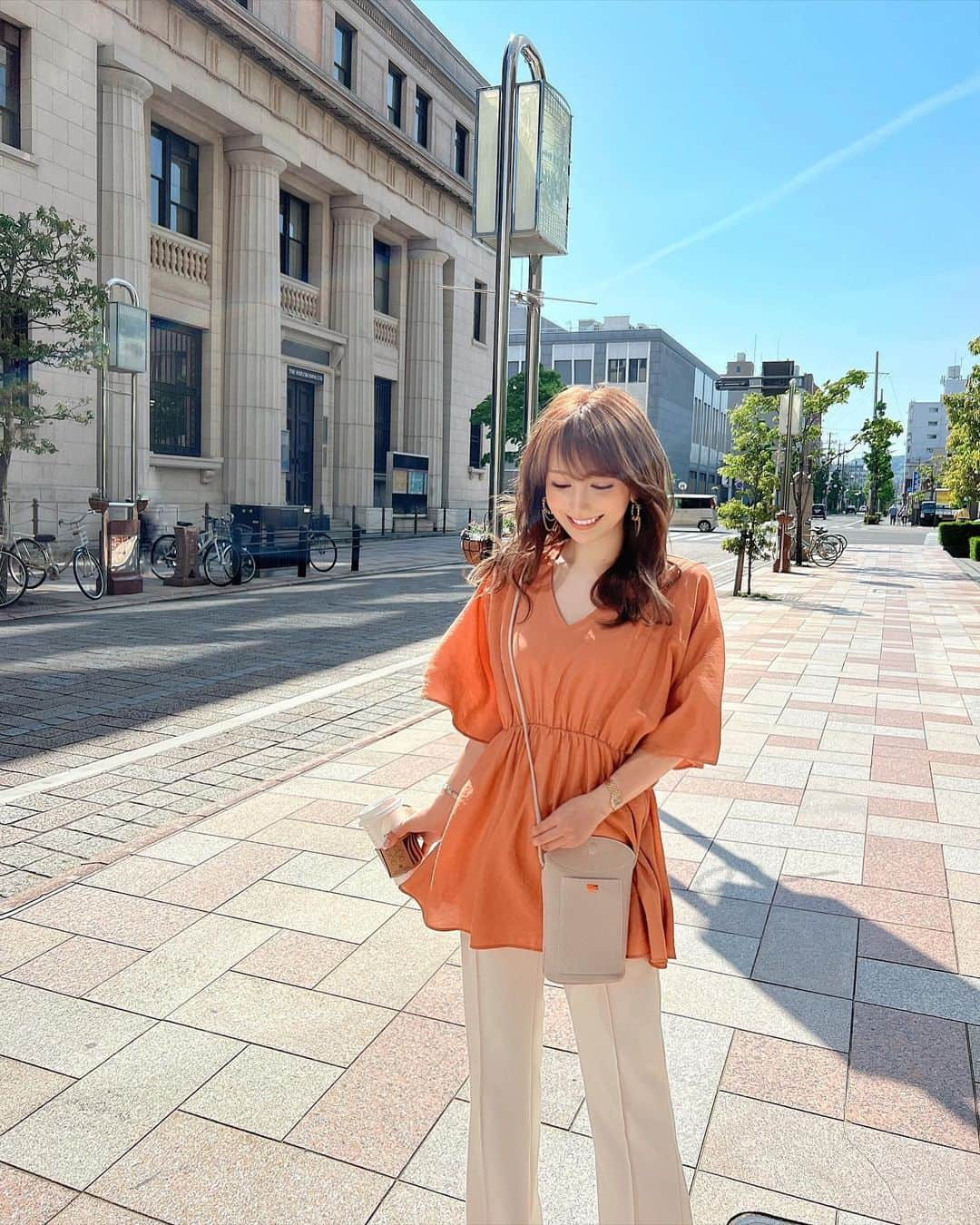 桃華絵里さんのインスタグラム写真 - (桃華絵里Instagram)「Today's look 🦋 🧡  お仕事合間に アゲハ蝶を発見！  蝶々を見つけると幸せな事が起こるというジンクスを 信じているので 即！幸せな気持ちになりました☺️✌︎  私服  Butterflyチュニックの アプリコット♡  ウエスト位置高めの美バランスで スタイルUPチュニックです🦋  そして 美脚センタープレスPT♡  こちらの組み合わせは最強美バランス🤭  mocoa's ミニバッグは 私のインスタで ご紹介させていただこうと思っていたら  既に SOLDOUTでした🫣  本日の新作にも 沢山のご注文を誠にありがとうございます🥹🤍  明日から通常発送になりますので  商品お届けまで今暫くお待ち下さいませ📦🤍🤍  最後の1枚は  お気に入りの愛用マスカラ👀✨  #fashion #ootd #mocoas  #lifestyle #chanel #今日のコーデ #モコアズ」5月5日 20時39分 - _momoka828_