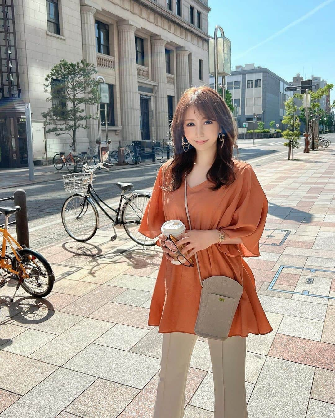 桃華絵里さんのインスタグラム写真 - (桃華絵里Instagram)「Today's look 🦋 🧡  お仕事合間に アゲハ蝶を発見！  蝶々を見つけると幸せな事が起こるというジンクスを 信じているので 即！幸せな気持ちになりました☺️✌︎  私服  Butterflyチュニックの アプリコット♡  ウエスト位置高めの美バランスで スタイルUPチュニックです🦋  そして 美脚センタープレスPT♡  こちらの組み合わせは最強美バランス🤭  mocoa's ミニバッグは 私のインスタで ご紹介させていただこうと思っていたら  既に SOLDOUTでした🫣  本日の新作にも 沢山のご注文を誠にありがとうございます🥹🤍  明日から通常発送になりますので  商品お届けまで今暫くお待ち下さいませ📦🤍🤍  最後の1枚は  お気に入りの愛用マスカラ👀✨  #fashion #ootd #mocoas  #lifestyle #chanel #今日のコーデ #モコアズ」5月5日 20時39分 - _momoka828_