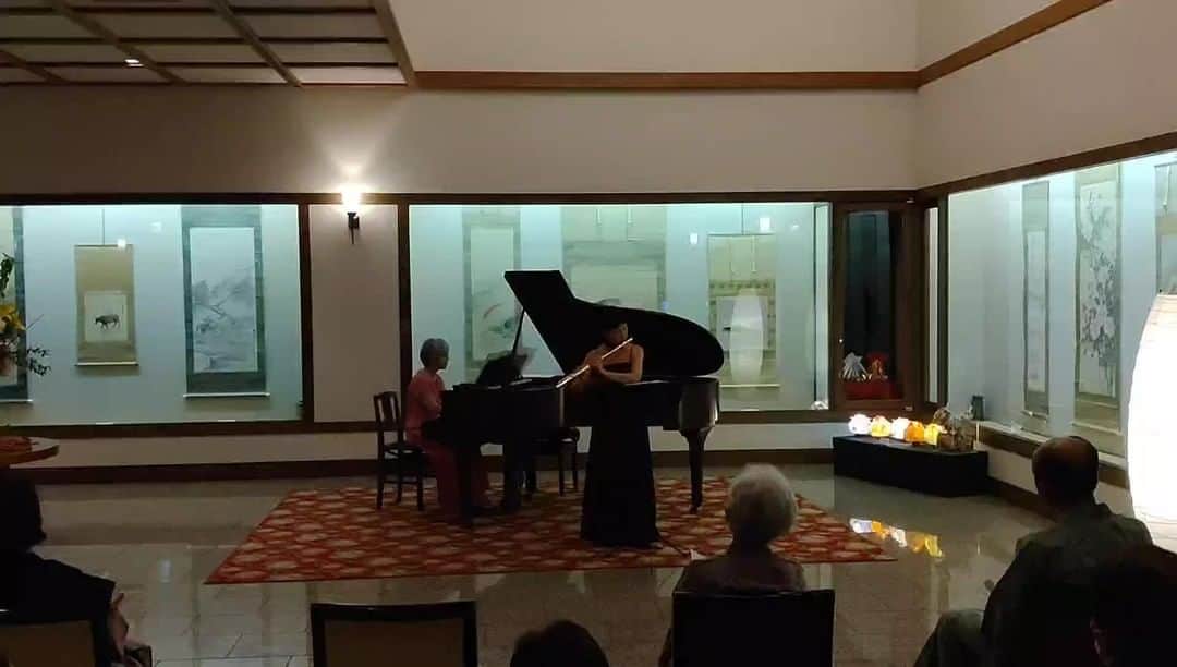 上林ホテル仙壽閣のインスタグラム：「『今宵の仙壽閣ロビーコンサート』 フロート　早川 育様 ピアノ　瀧澤　ヒトミ様のディオコンサートをお届けいたしました。 ♪シチリアーノを一部お送り致します♪」