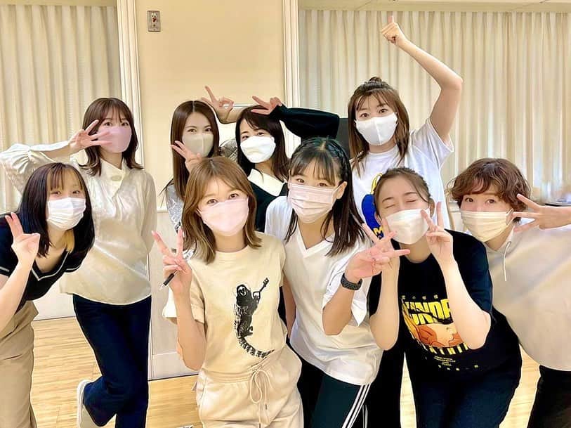 のインスタグラム：「#レッスン  チームB15周年記念公演まであと3日😵‍💫‼️  ここに来て筋肉痛です。 頑張れ〜‼️頑張るー‼️ 湿布という相棒が全身に貼り付いていますので、大丈夫なはず😂  楽しみましょう✨  #チームB15th #akb48 #akb #akb3期生15周年」
