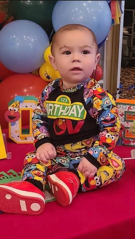 ディーナ・ニコール・コルテーゼのインスタグラム：「A little sneak peak into Cameron’s first birthday party ! So happy everyone had  such a great time ❤️🥳 #firstbirthday   Balloons : @busy_beeballoons  Cake/deserts : @confectionsofarockstar  Venue: @theamericanhotel DJ/MC and pictures : @magicmomentsnj」