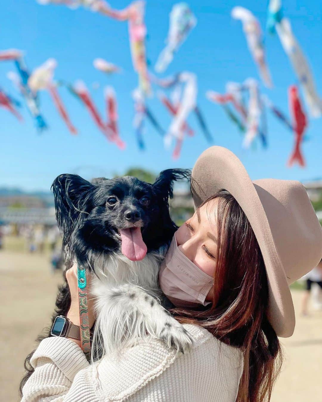 SHIHOのインスタグラム：「♡ 𝗖𝗵𝗶𝗹𝗱𝗿𝗲𝗻’𝘀 𝗱𝗮𝘆🎏 ・ ・ こいのぼりフェスタ1000🌈 4年ぶりにドライブ散歩がてら 見に行ってきたぁー✨ 連れてってくれてありがとっ🫰🏽 暑過ぎて滞在時間15分ほど🤣笑 コロナで3年なかったみたい🥲 だから、人いっぱーいっ💦 ・ ・ 4年前のこどもの日に 𝗔𝗟𝗘𝗫𝗜𝗔 𝗽𝗼𝗽 𝘂𝗽行ってから 行ってんなぁー🤣🌿 懐かしいなぁ🫶🏽✨ ・ ・ 愛犬と映えてみた😂笑笑 ・ ・ #こどもの日#こいのぼりフェスタ#高槻#芥川桜堤公園#アリシアスタン#海#ラテ肌#海好きな人と繋がりたい#ファション#美容#旅行#アラサー#こいのぼり#ゴールデンウィーク#sea#popup#beach#fashion#travel#trip#alexiastam#alexiastambeachtrip#beachgirl#beachlover#alexiaoutfit#gw#childrensday#lackofcolor#applewatch」