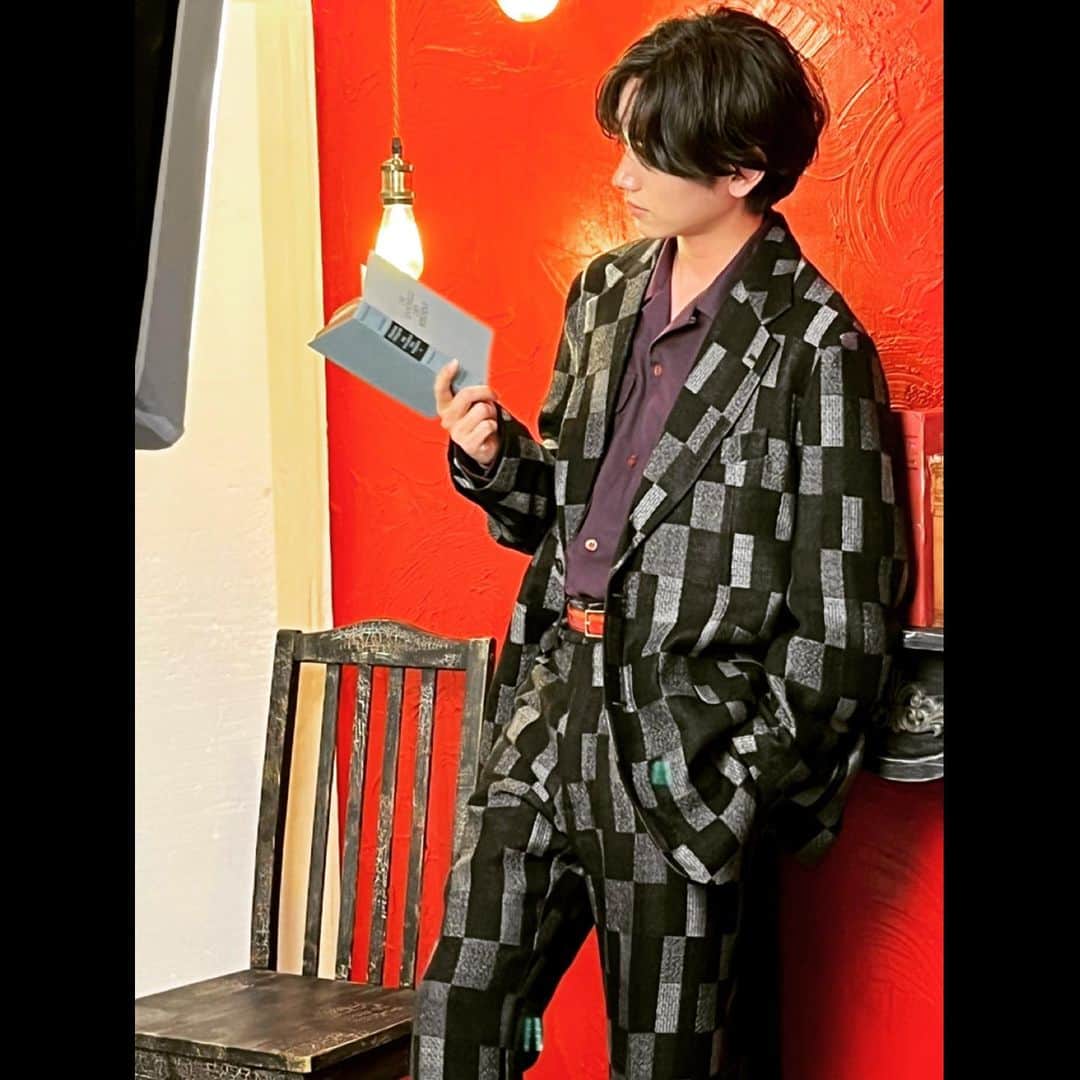 定本楓馬のインスタグラム：「ゴールデンウィークも終わりですね🕺  5月も頑張りましょう！  先日撮影しました  カッコつけてますが、 この本1文字も読めませんでした 読めなさすぎて何の本なのかタイトル見てみましたがタイトルも読めませんでした  お楽しみに^_^  #gw」