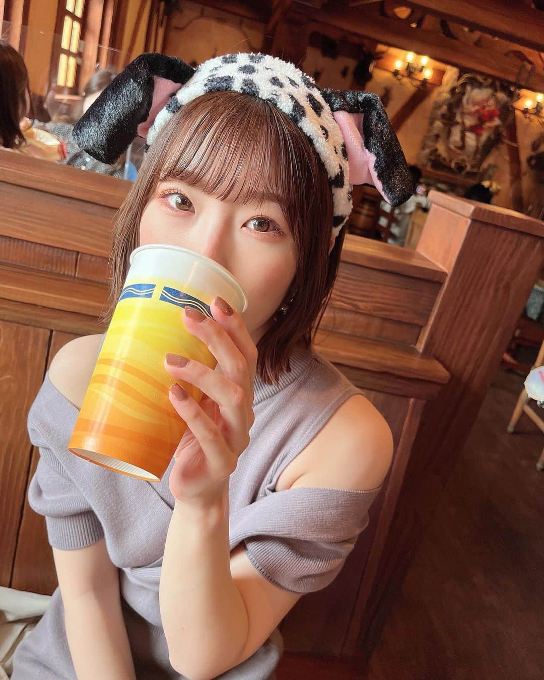 岩佐美咲のインスタグラム：「にやつきながら飲酒する犬🐶🍺　　　　　 　　　　　　　　　　　　　　　　　　　 いよいよ明後日に迫りました！　　　　　　 長谷川愛 @hase_ai_02 ちゃんとのコンサートin日本橋三井ホール！　　　　　 バンドメンバーを含めた出演者全員が女性という華やかなステージであり、それでいて迫力満点の生演奏で最高に見応えのある内容のライブになっています✨　　　　　　　　　　　　　　　　 是非遊びに来てくださいね。　　　　　　　 　　　　　　　　　　　　　　　　　　 詳細は4枚目に貼らせて頂きましたっ」