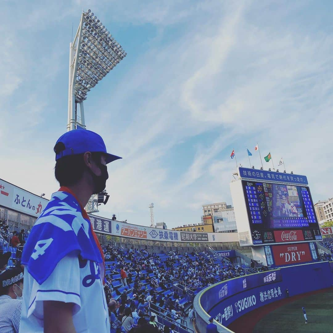 板谷由夏 さんのインスタグラム写真 - (板谷由夏 Instagram)「初めての野球観戦⚾️お父さんがドラゴンズファンなもんで。 残念、負けちゃいました。 高校生ぐらいだったかなあ、父親と野球観戦へ。 ファールボールが 私めがけて飛んできたのを 父親が持っていた傘をばばばばっと開いて跳ね返した。 パパ、かっこいー、って思春期娘は 感心した記憶がある。 帰りにグッズをもらって帰ったのも覚えているが、何だったかはさっぱり覚えてない。 ちびたちのお隣のおじさんが タオルやら応援グッズやらをプレゼントしてくれたんだけど 初めての野球場の記憶と共に覚えていたりするのかな。 ご親切にありがとうございました。 にしても暑かったーーー。 母は茹で上がりました。」5月5日 21時48分 - yukaitaya