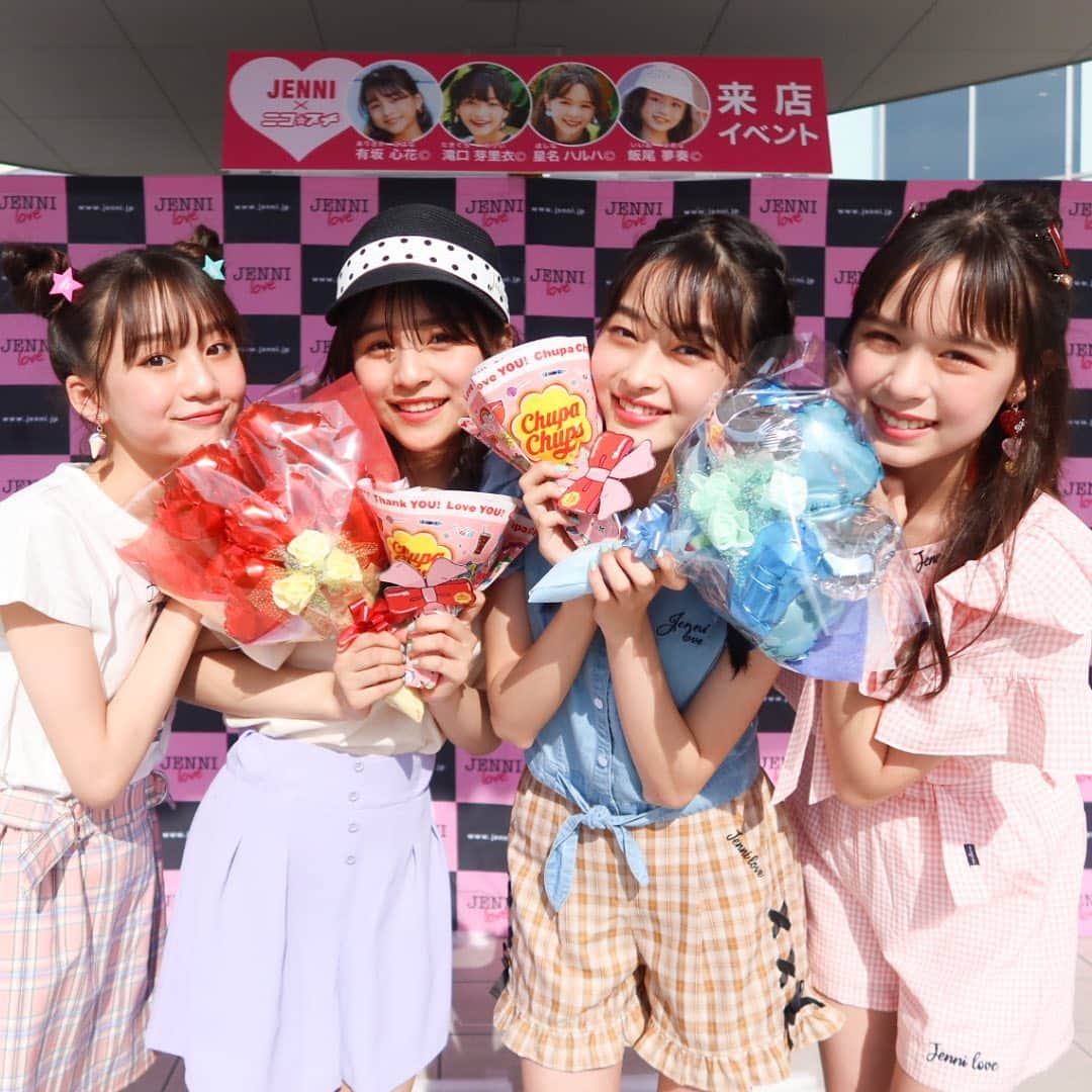 ニコ☆プチのインスタグラム：「. ジェニィ×ニコ☆プチイベントに 参加してきました🌈💕  コハナ＆メリイは ニコ☆プチモデルとして参加する 最後のイベント…🥺🌸  太陽がキラキラ降り注ぐ中、 卒業式もしてもらったよ🎈  会いにきてくれた皆さんありがとう〜！  左から ユメナ @iio_yumena_official  コハナ @kohana_arisaka  メリイ @merii_takiguchi_official  ハルハ @haluha.hoshina   #ニコプチ #ジェニィラブ #有坂心花  #滝口芽里衣 #飯尾夢奏 #星名ハルハ #プチモ」