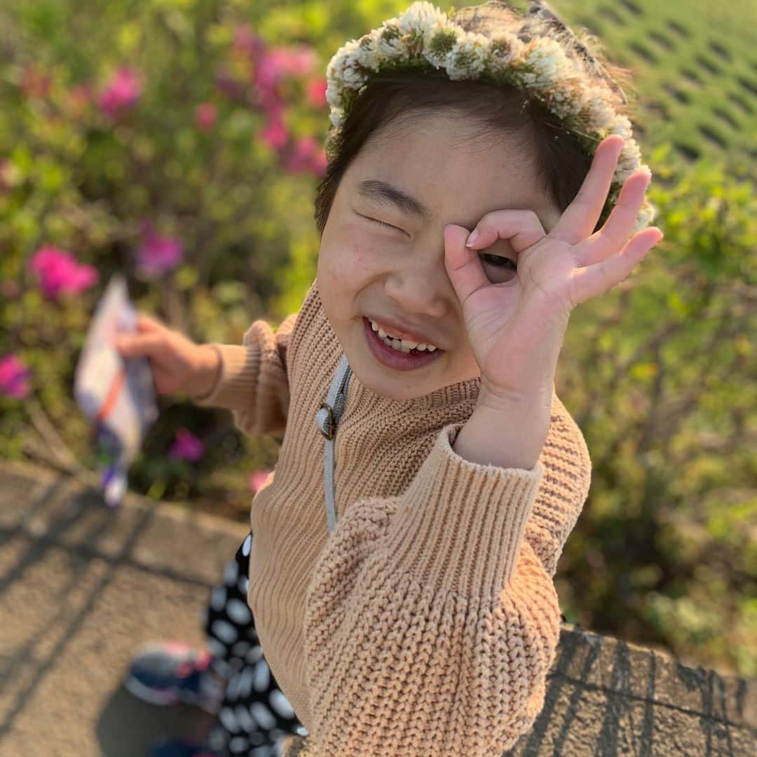 市川ショウさんのインスタグラム写真 - (市川ショウInstagram)「飛石のGW、2度の往復でそれぞれのじじばばのお家に行っただけなのに、それがすごく楽しかったみたいで子供達の笑顔に癒される🥹みんなは規制なしのGW楽しんだかな？  シロツメクサの花冠を作ってあげたら大喜びの娘ちゃんでした☘️子供の頃よく作ったなぁ💕  #シロツメクサ　#花冠　#久々の帰省　#外遊び最高　#田舎はいいぞ」5月5日 22時00分 - ichi_show