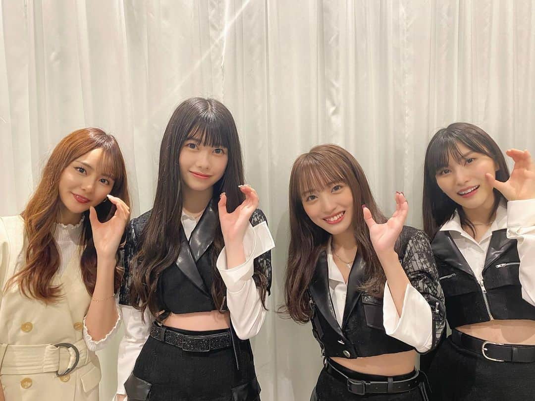 池松愛理のインスタグラム：「そして、そして、、  嬉しすぎる撮影をしてきたと言ってたあの企画が公開されました😭💗  なんとAKB48さんとコラボさせて頂きました！！！  決まった日から、これは現実なのか？と何度も疑いました😮‍💨  この後ラストアイドルの方のスケジュールが入っていた為、バラエティ企画のみの参加になってしまいましたが、、、  もしかしたら踊れるかもしれないという可能性を持って「元カレです」練習してました！ 結果的には出れず、、でしたが 踊っててめちゃくちゃ楽しい楽曲でした！  MVもめちゃくちゃカッコいいので是非是非まだの方チェックしてみてください♡  今回はありがとうございました🥹🫧🤍」