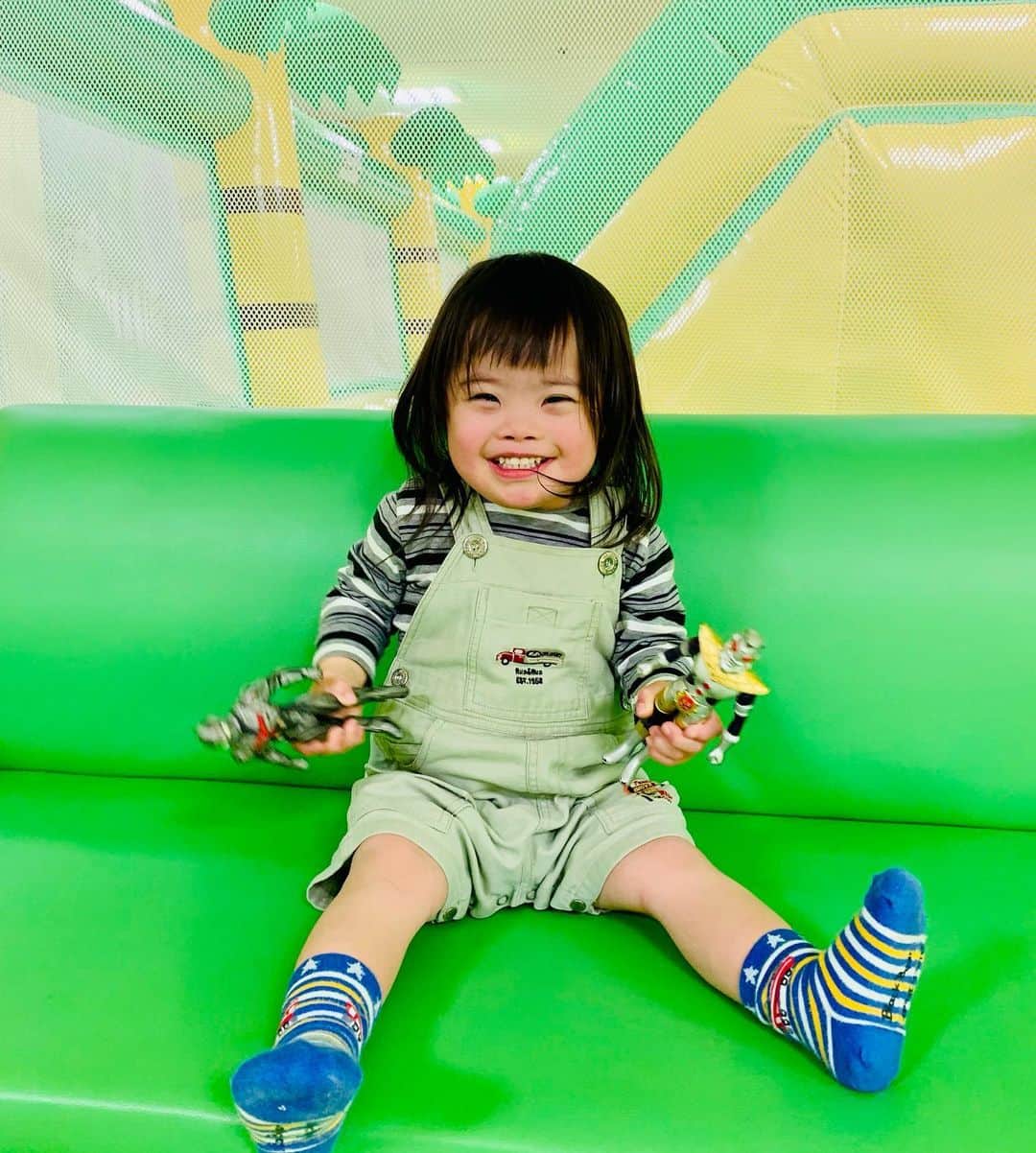 桜田聖子のインスタグラム：「この連休は、なんだかんだお仕事が忙しかったのですが、１日は、さつま芋の苗を植えるイベントに参加したり公園で思いっきり遊んで、今日はキッズパークへ行ったり、焼肉を食べに行ったり、菖蒲湯に入ったり、子供達と沢山楽しみました💕  みんなは、どんな、ゴールデンウィークだったかな🍀  今日は、こどもの日😊  ゆっくりさんでも、のんびりさんでも、その子のペースで少しずつでも前に進んでいれば、ハナマルさん💮✨😊  子供達に思う事❣️  いつも、沢山の幸せをありがとう✨✨✨  #downsyndrome #specialneeds #trisomy21 #ダウン症 #ダウン症候群 #トリソミー21 #3歳2ヶ月 #成長記録 #生まれてきてくれてありがとう  #心室中隔欠損症  #男の子ママ  #男の子 #boy #ダウン症ボーイ #trisomy21boy #こどもの日」
