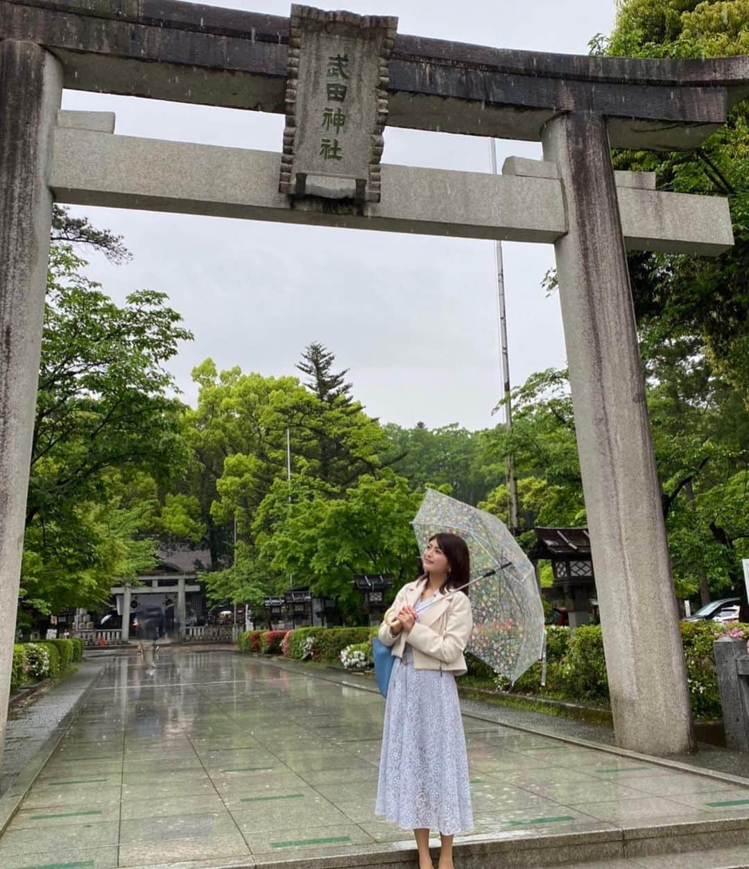 新藤加菜のインスタグラム：「. 武田神社初参拝。  実は新藤家は山梨がルーツなんです。 武田信玄系の武家だった我が家の家紋は藤の花。  ルーツである武田神社に初めて参拝できて、よかったです🌸  風林火山で戦うぞ！ という気合いの入る参拝でした。  #武田神社 #武田神社 #藤の花の家紋 #藤の花の家紋の家  #藤原家 #新藤 #山梨県」