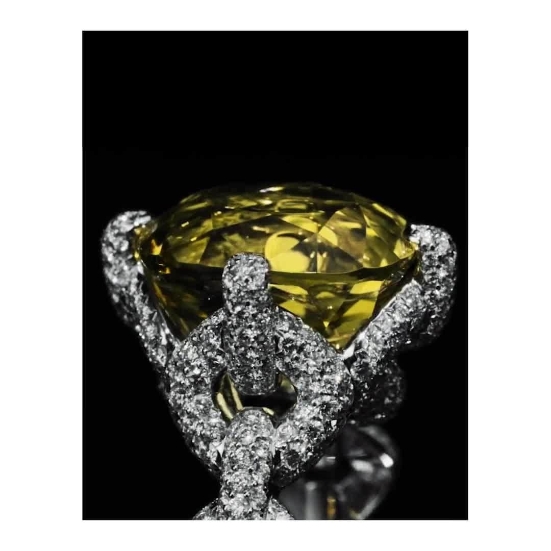 デビッドヤーマンのインスタグラム：「Where architecture meets color. The hand-set diamonds on the DY Lumina ring brilliantly exalt the center yellow tourmaline stone.​  ​  #DavidYurman #MetGala​」