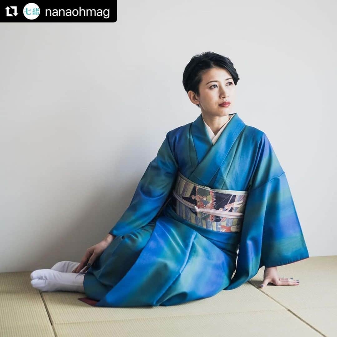 岡田育さんのインスタグラム写真 - (岡田育Instagram)「Appeared on “Nanaoh” the quarterly kimono magazine @nanaohmag featured on “How to be shot nicely in kimono” and here’s an amateur model done by professional techniques!  . #ikuokada #kimonomodel #kimonogirls #kimonolady #kimonolovers #japanesekimono #👘🔰 #howtodress #tatamiroom #authorslife #ポリ小紋 #グラデーション小紋  . しかし前後の日常投稿との落差が激しすぎますな。ニューヨークはまだまだ袷の気候。そろそろ単衣も着たいよね。 ===  #Repost  ・・・ ＊七緒vol.69 春号、好評発売中です！＊  〔　上手な写真の撮られ方　〕 今日は5月5日の立夏。 二十四節気が穀雨から立夏へと変わり、暦上では夏の始まりとされています。  季節の節目はちょっとした記念日気分で着物で出かけたり、集まったり。そんな日にはパシャリと1枚残しておきたいもの。文筆家の岡田 育さん（ @okadaic ）も、その一人。 ただ、写真を撮ってはみるものの、「なんだか思っているのと違う......」と首をかしげることも多いとか。一体、何をどうすれば？　  写真を撮るときに「ここだけ直しておけばOK！」というミニマム着崩れ直しや、ほっそり映る体の向き、椅子に座ったときや、正座のときの整え方までプロのヒント、こっそり教えます。  そして、せっかく写真を撮るならポーズもあれこれ楽しんじゃおう！ ということで、美人画や映画ポスターで目にする“つややか”正座崩しに、“たそがれ”後ろ姿など、着物だからこそ楽しめるポージングも。  ……続きは、ぜひ七緒vol.69春号をご覧ください。  ▼七緒vol 69 春号はプロフィールからも購入できます！ @nanaohmag  #七緒 #ななお #着物 #きもの  #着物生活 #着物好きな人と繋がりたい #着物女子 #nanaoh #kimono #japan #japaneseculture #japanesefashion  #着物写真 #着崩れ直し #岡田育 #山下悠」5月5日 22時39分 - okadaic