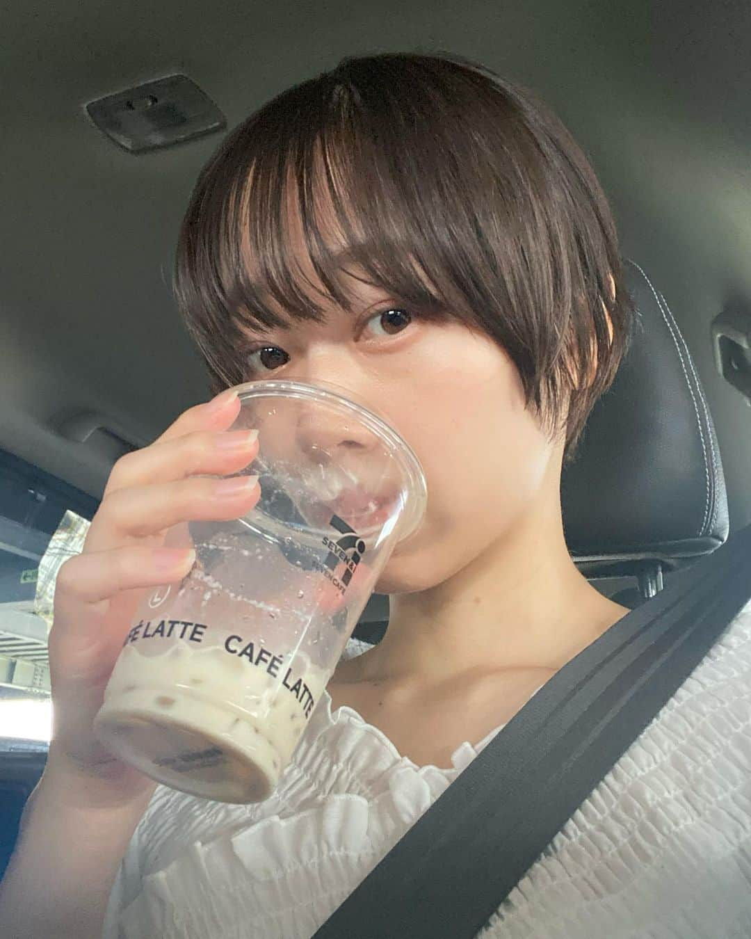 郡司りかさんのインスタグラム写真 - (郡司りかInstagram)「すごく久しぶりにドライブしたひ🚙  本当は自分で運転してみたい。 遊園地のゴーカート誰も隣に乗ってくれない。 マリオカート逆走。  #drive #grl #ドライブ #アウトレット #グレイル #横浜 #夏服 #オフショル #ショートボブ」5月5日 23時00分 - gunji_skip