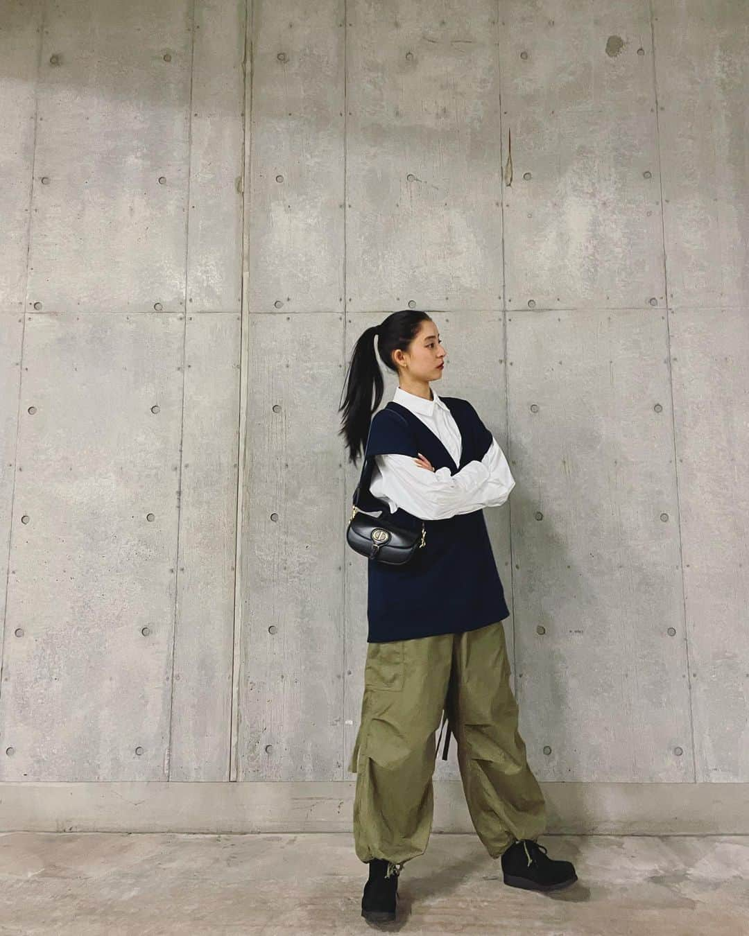 新木優子さんのインスタグラム写真 - (新木優子Instagram)「仕事の日の私服♡  shirt : @etretokyo  best : @etretokyo  pants : @hyke_official  shoes : @clarksoriginals  bag : @dior」5月5日 23時01分 - yuuuuukko_