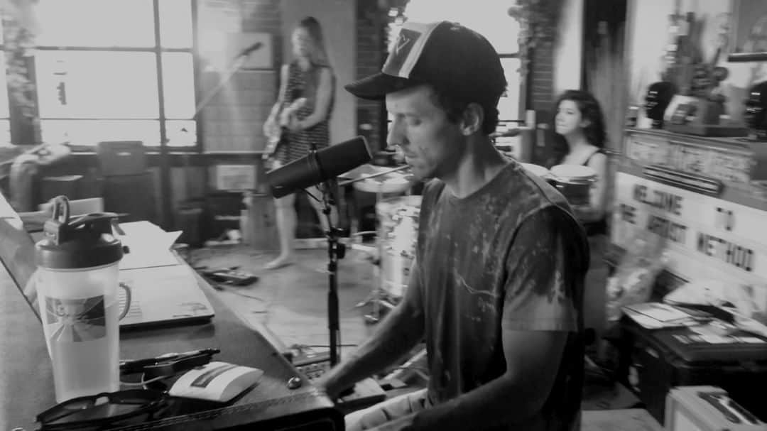 ジェイソン・ムラーズのインスタグラム：「Lalalalivesongs with my friends @raining_jane – this summer in select US cities & across Canada! Tickets on sale now at JasonMraz.com (link in bio)」