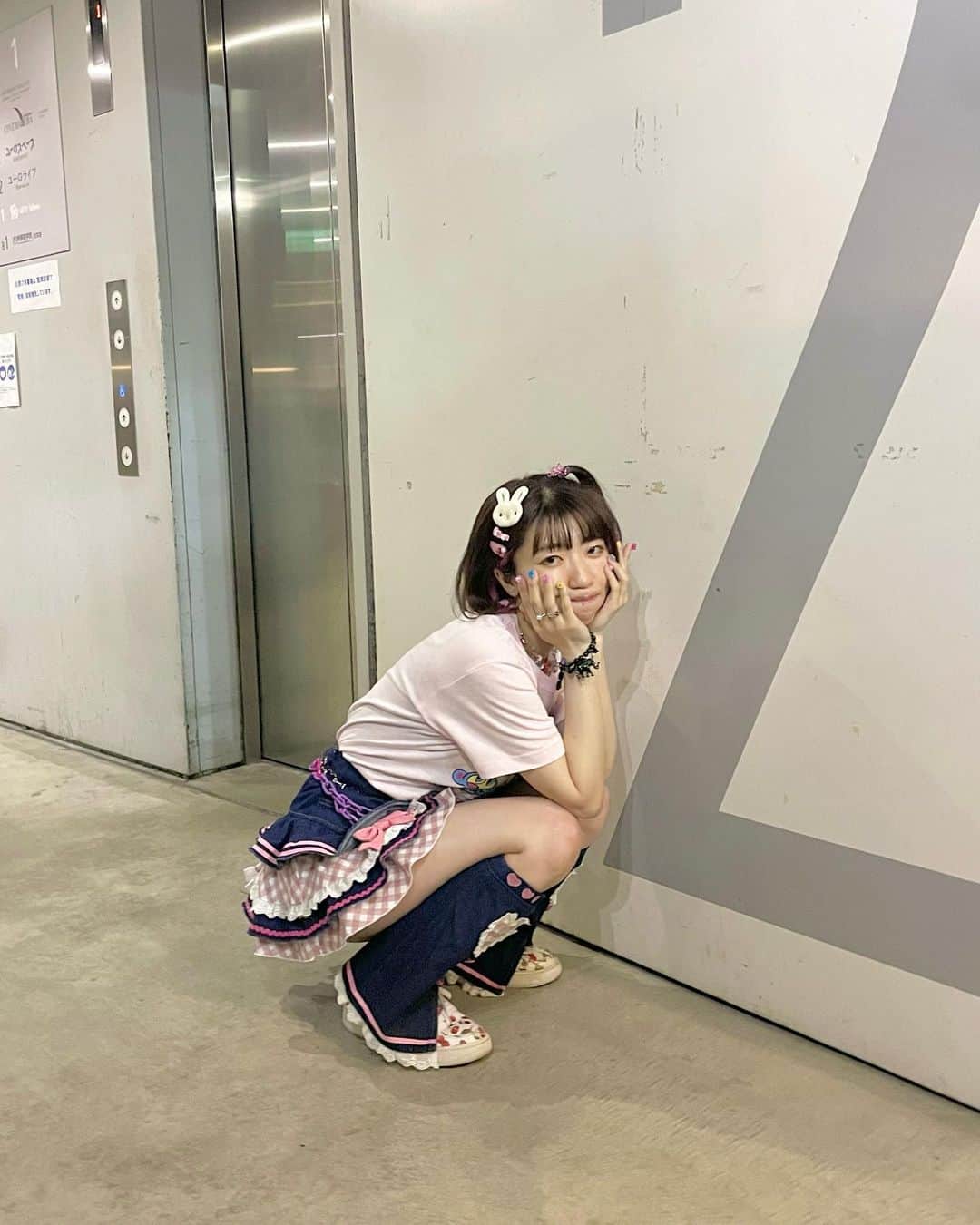 ぱいぱいでか美のインスタグラム：「こどもの日なので👧🏻 . 今日は絵恋ちゃんと不定期な定期でやってるイベント #でか美ちゃん絵恋ちゃん でした💗💛 子供の日だし何かしよって絵恋ちゃんが提案してくれて 2人でこどもになりました👧🏻👧🏻笑 髪飾りとスカート&レッグウォーマーも借りた！ そしてイベント中、谷さんと共にお誕生日祝ってくれた🥲 何から何まで！ありがとうすぎる！ ほんとに嬉しかったーーー！31のアイスケーキ最高🎂 女児服は入るか不安だったけど何とかかんとか着れました😂 トップスはAngel Blueだけど大人用の復刻版です👼🏻🤍 . #こどもの日 #でか美ちゃん #angelblue」