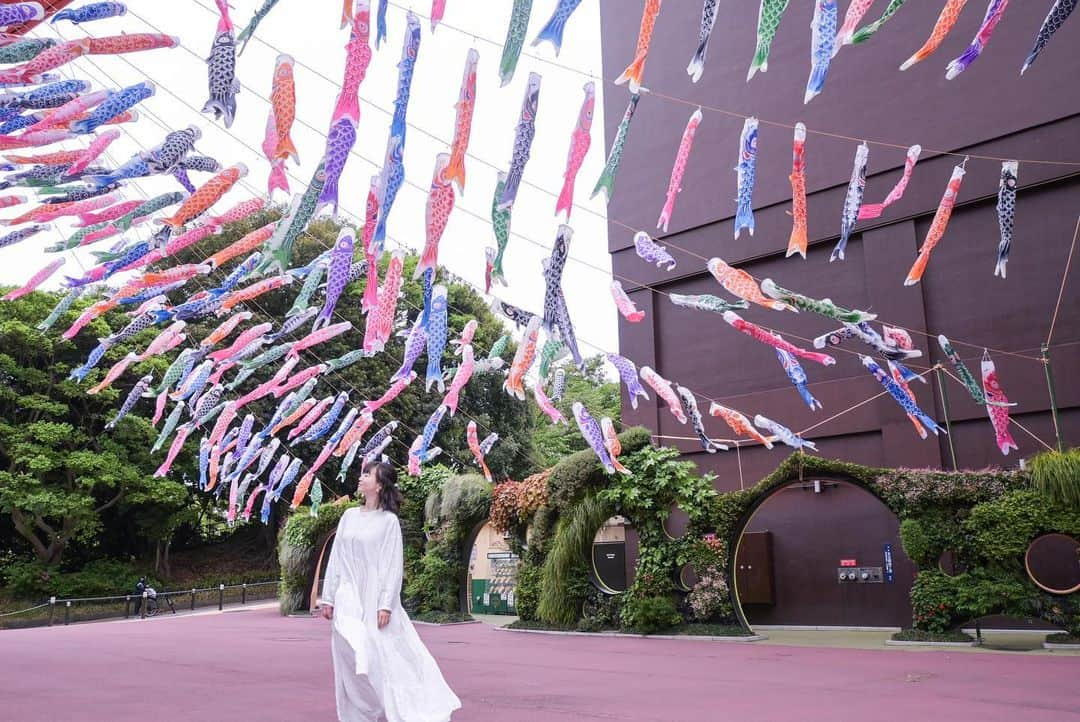 喜屋武ちあきのインスタグラム：「こどもの日🎏 ⁡ ⁡ 東京タワーのふもとをたくさんの鯉のぼりが泳いでいました。 ⁡ ⁡ 風が吹いていないと、途端に元気をなくす鯉のぼりたちがかわいいなあ。 ⁡ ⁡ 男の子の節句の日、といえば。 うちの甥っ子4歳、ウルトラマンが大好き❗️ スクスクと育っています❗️ ⁡ ⁡ ⁡ #こどもの日 #🎏 #東京タワー #🗼 #叔母バカ ⁡」