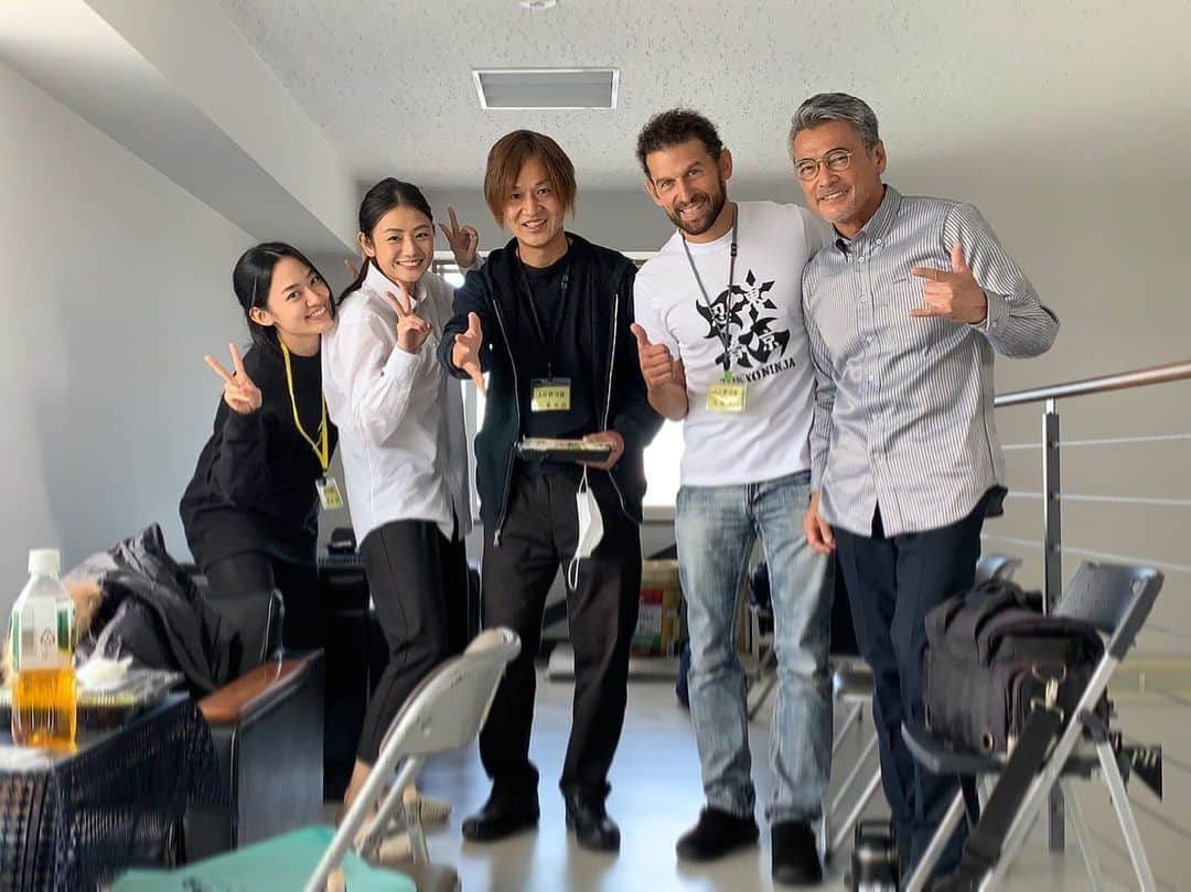 片山萌美のインスタグラム：「🎥  渡辺裕之さん  映画『永遠の1分。』で 共演いたしました。 優しくてかっこよくて面白くて。 すみません、とてもさみしいです。  ご冥福をお祈りいたします。」