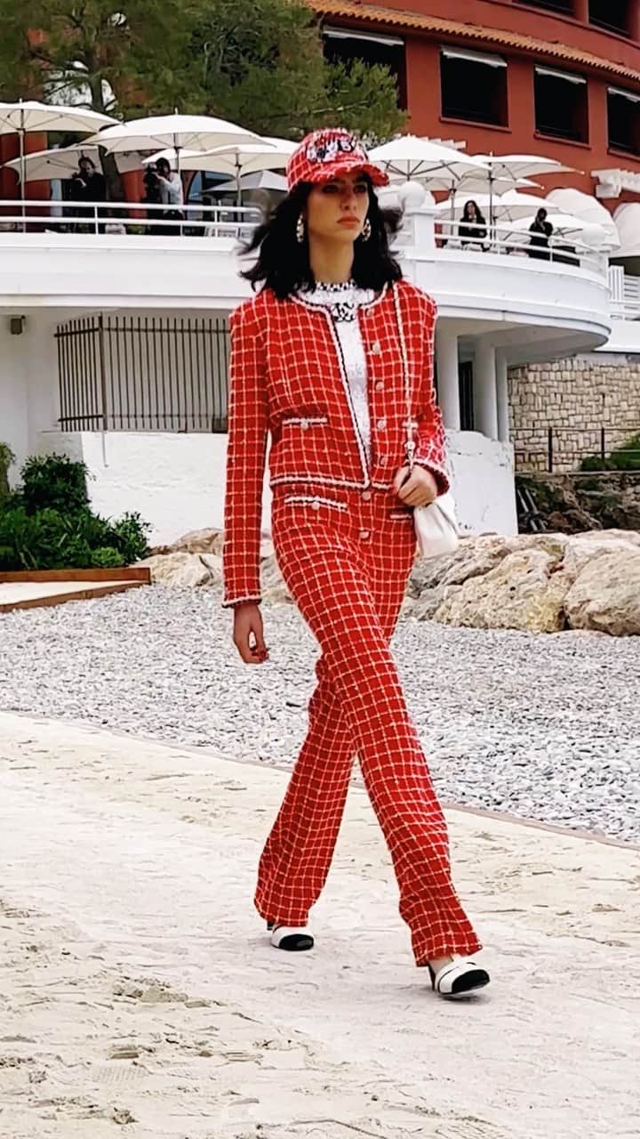 カロリーヌ・ド・メグレのインスタグラム：「Jumpsuit 😍 #ChanelCruise @chanelofficial」