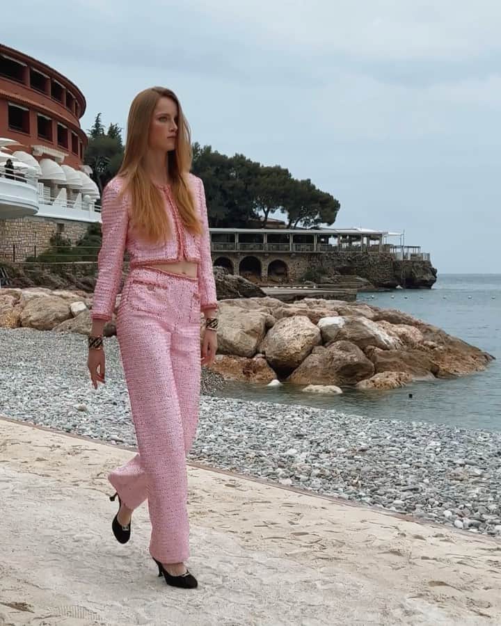 カロリーヌ・ド・メグレのインスタグラム：「Sequins’ suit 💘 #ChanelCruise @riannevanrompaey @chanelofficial」