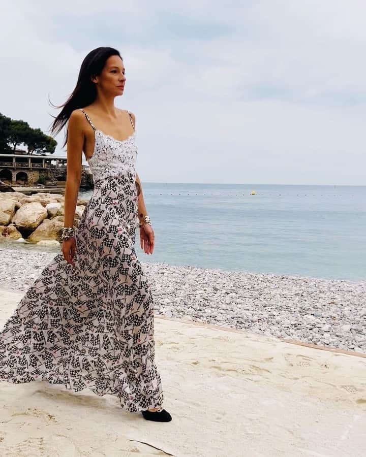 カロリーヌ・ド・メグレのインスタグラム：「Lots of fluid dresses (Notice the wink at the Monaco racing cars flag) #ChanelCruise 😘 @amandasanchez @chanelofficial」