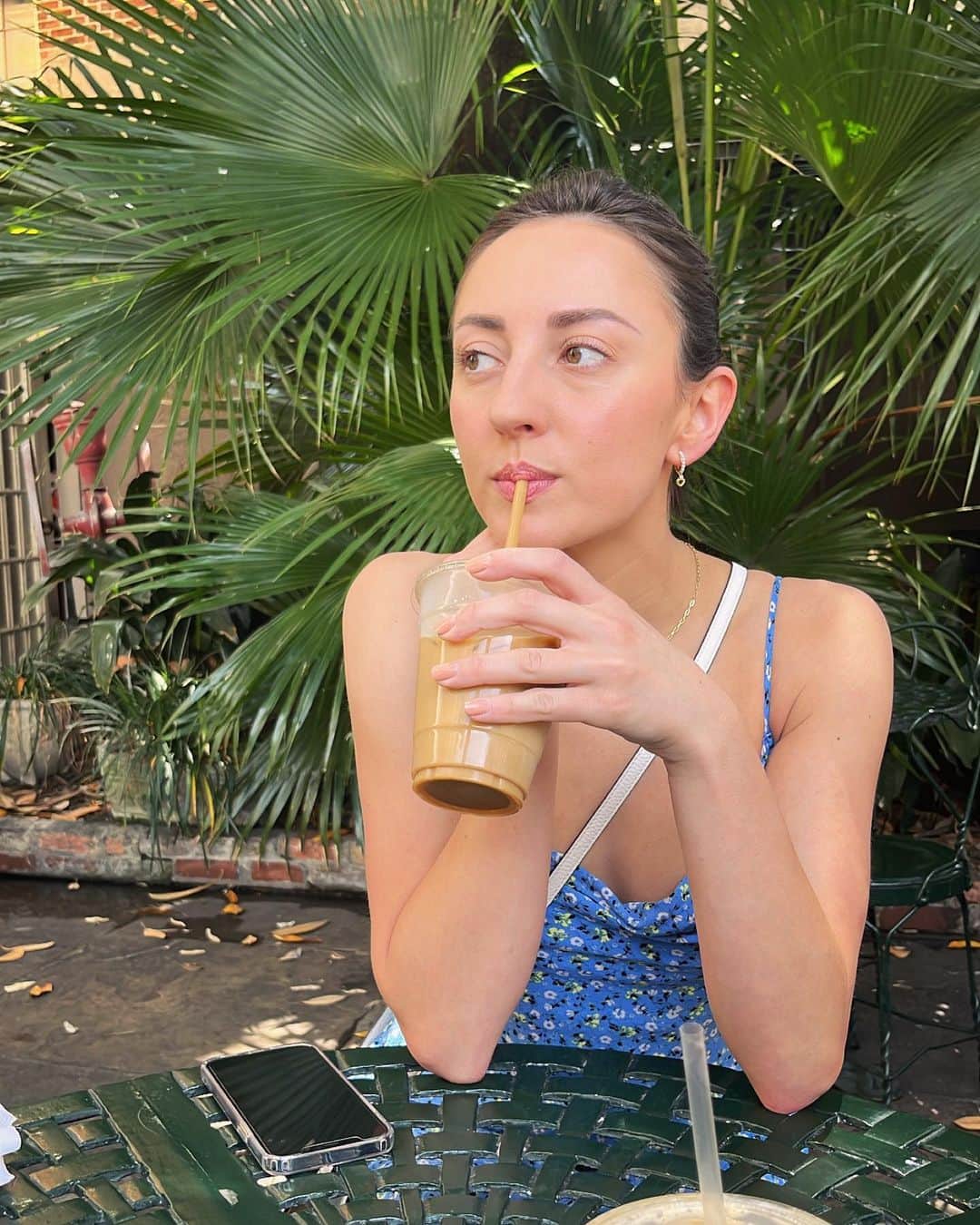 アナスタシア・オルソンのインスタグラム：「Wandering in French Quarter 🌿」