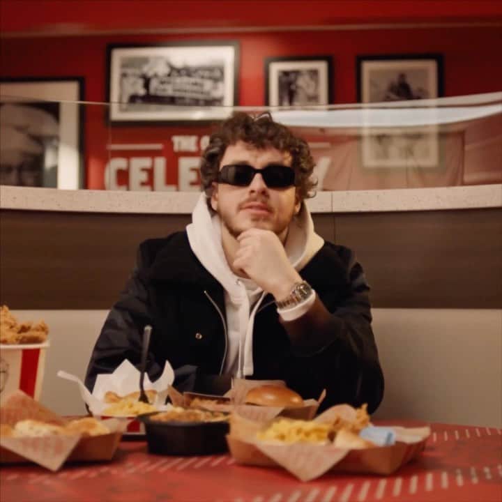 Alfredo Floresのインスタグラム：「KFC x @jackharlow 🎥🎬  directed by me produced by Famous After Death  ep: Jonathan/Meg Nellis  producer: Dorian Thomas dp: Lara Aqel  ac: Michael Pelaez  2nd ac: Samantha Storm steadi: Austin Cortina  gaffer: Jr McCleany  bbe: Seth Ware key grip: Jeb Schilling  bbg: Jamie Pate production designer: James Wise art director: Jacob Weaver prop master: Elliot Brown  jh stylist: Metta C  mua: Andrea Ahi pa: Mike Rodway, Spencer Frazen food stylist: Tony Herdzig  agency: Stevie Rodriguez / Stacey Wade」
