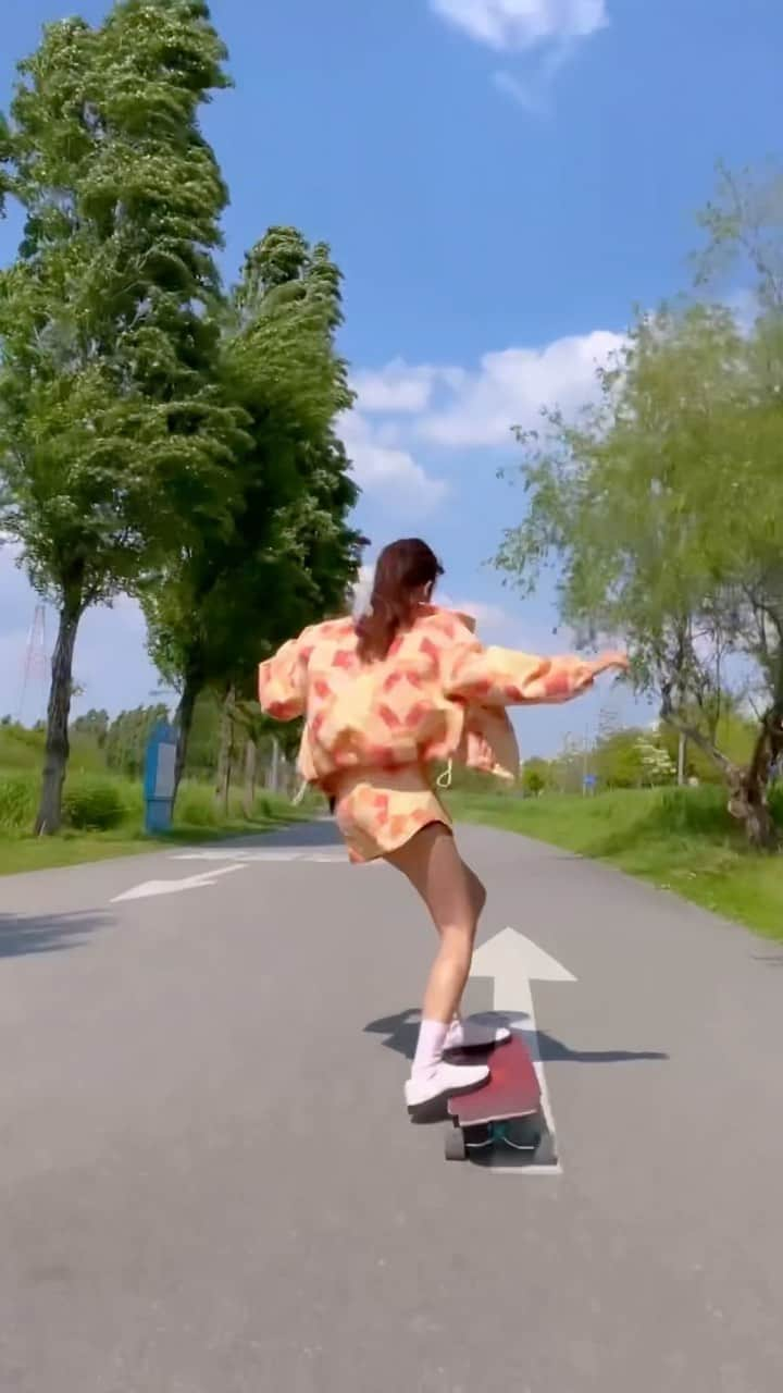 コ・ヒョジュのインスタグラム：「I feel like I'm in Toscana, Italy, in the blue sky these days with the trees😍 Cruising cruising🛹🥰  요즘같은 파란 하늘에 저런 가로수면 이탈리아 토스카나 온 것 같은 기분🫣😍 보드타러 나가서 크루징만 하는 요즘🥰  #롱보드 #롱보드댄싱 #longboard #longboarddancing」