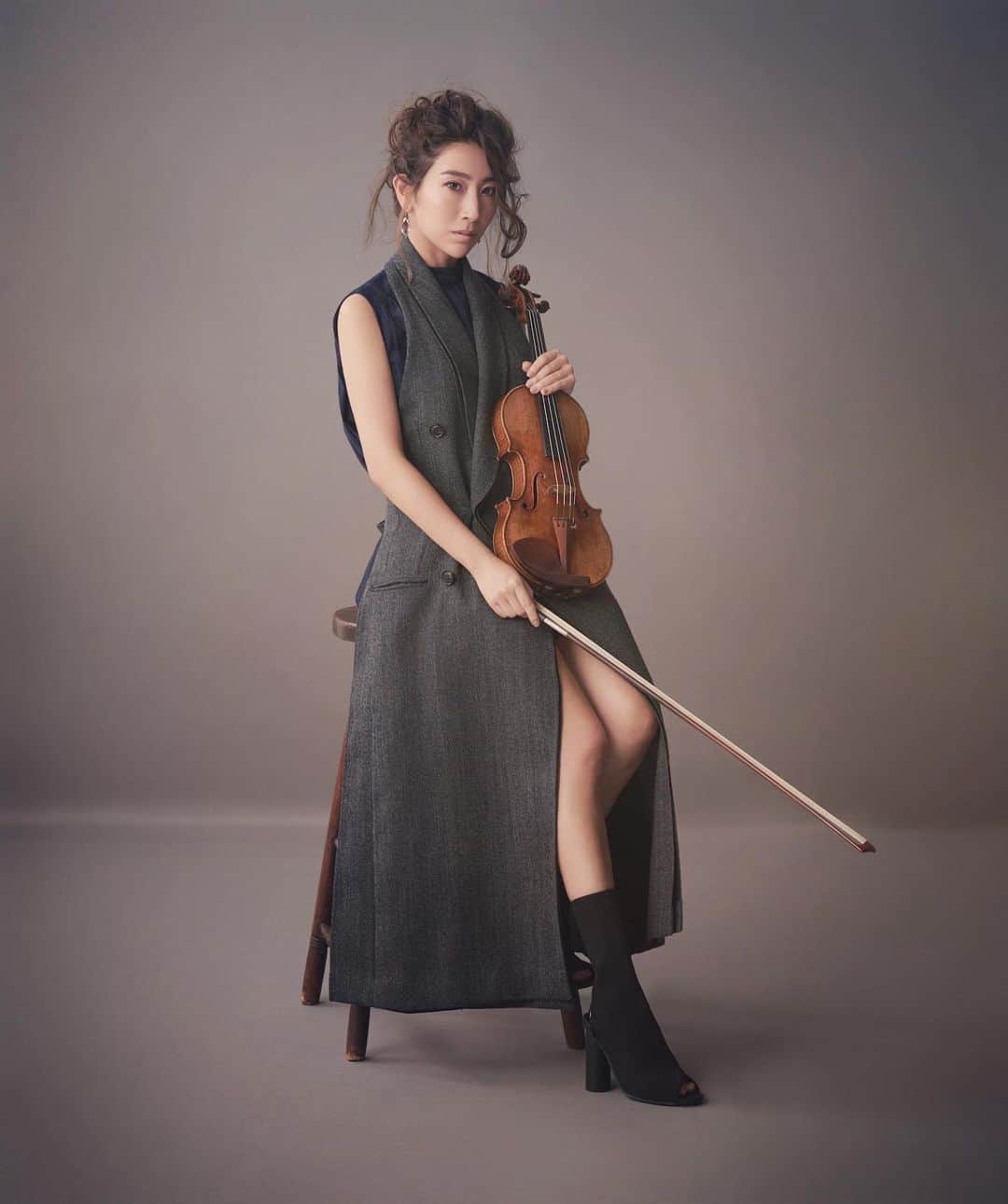 木嶋真優のインスタグラム：「【ご報告】 クラシック音楽事務所移籍について 皆様にご報告があります。 メディア活動は変わらず(株)ワタナベエンターテインメントでお世話になります。新しい事務所についてのリンクはストーリーに貼り、 下記と画像2枚目にご報告文を掲載してあります。 宜しくお願い致します。 ↓ わたくし木嶋真優は(株)ジャパンアーツと契約満了し、MIYAZAWA&Co.に移籍させて頂くことになりました。 クラシック界の色々な方とお仕事させて頂くことで新しい可能性を探りながら、様々な音楽分野の方とお仕事させて頂くことを楽しみにしています。 アーティストが今や自らの選択や発言をする時代となり、アーティストの在り方が少しずつ変化していることを感じると同時に、微力ではありますが、音楽界の更なる発展の一助となれるよう精進していきたいと思いますので引き続き暖かい応援のほど宜しくお願いいたします。 　　　　　　　　　　　　　　　木嶋真優」