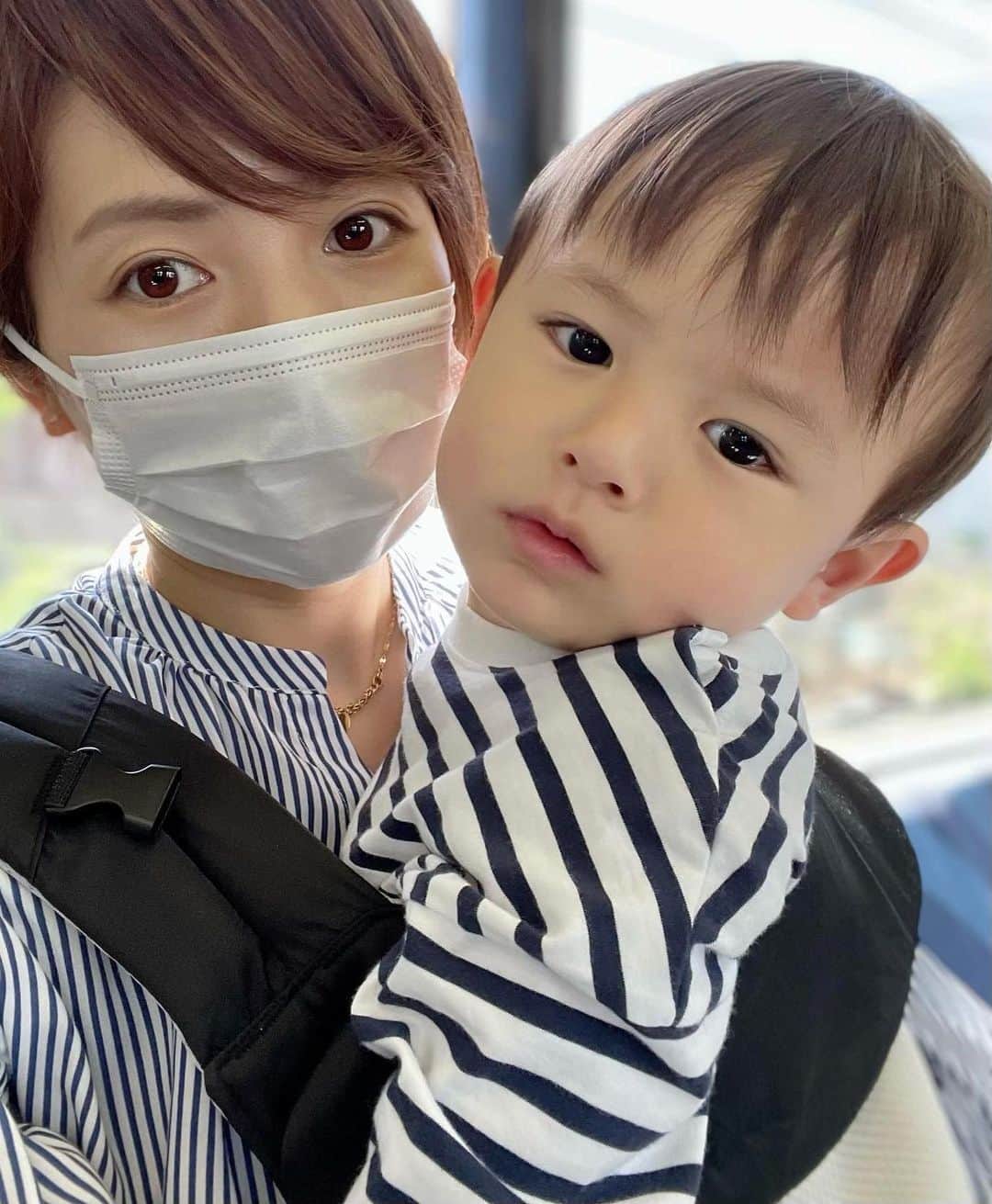 石原あつ美のインスタグラム：「＊ 帰省7日目!! 里帰り以来の実家ステイ。 息子君、初日こそ大人しくよそよそしかったものの 今や本領発揮の日々🦖✨ 甥っ子君と2人で部屋中をドタバタ走り回り、とにかく真似っこ。 君にはまだ危ないよ〜！って事でもなんでもトライしたいらしくとにかくワッチャワチャ😅 周りの大人はヒヤヒヤしつつも刺激たっぷりな日々です♪ 兄弟がいるとこんな感じかぁ〜と想像するも、これが毎日だと思うとクラクラ眩暈が…笑 2人3人と子育てしてるママさん、本当に尊敬でしかない🥲 ・ さて、残り数日。 しばしのんびりします☺️ 何もしなくても美味しいご飯が出てくる環境、バンザイ🙌 少し甘えさせてもらいまーす🍀」