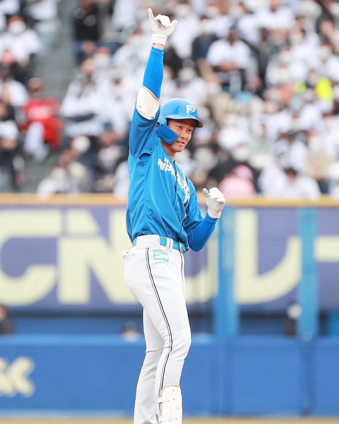 石井一成のインスタグラム：「誕生日！ 西村さん、難波も！  メッセージありがとうございます😁  #北海道日本ハムファイターズ  #ファンは宝物 #田植えシーズン到来 #稲刈りが待ち遠しい #あだ名 #飯井(めしい) #米をよく食べるから #命名浅間」