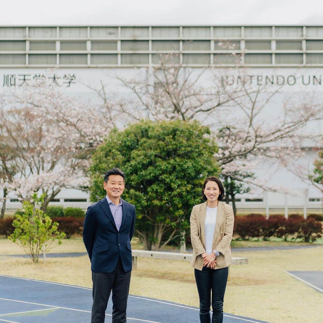 福島千里のインスタグラム：「:  https://www.seiko.co.jp/magazine/ 山崎先生と対談させていただきました。 ここに書きたいことはたくさんあるのですが、、、。 感謝の気持ちは直接お伝えさせていただくとして、どんな時も強く、優しい先生が心強かったです。  練習で使うものは自分で運ばなければいけません。  Photo by Naoya Ochiai」