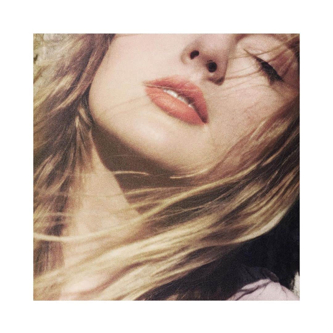 テイラー・スウィフトのインスタグラム：「This Love (My version!) is out & I’m currently reliving the 1989 tour in my head and spiraling, it’s fine」
