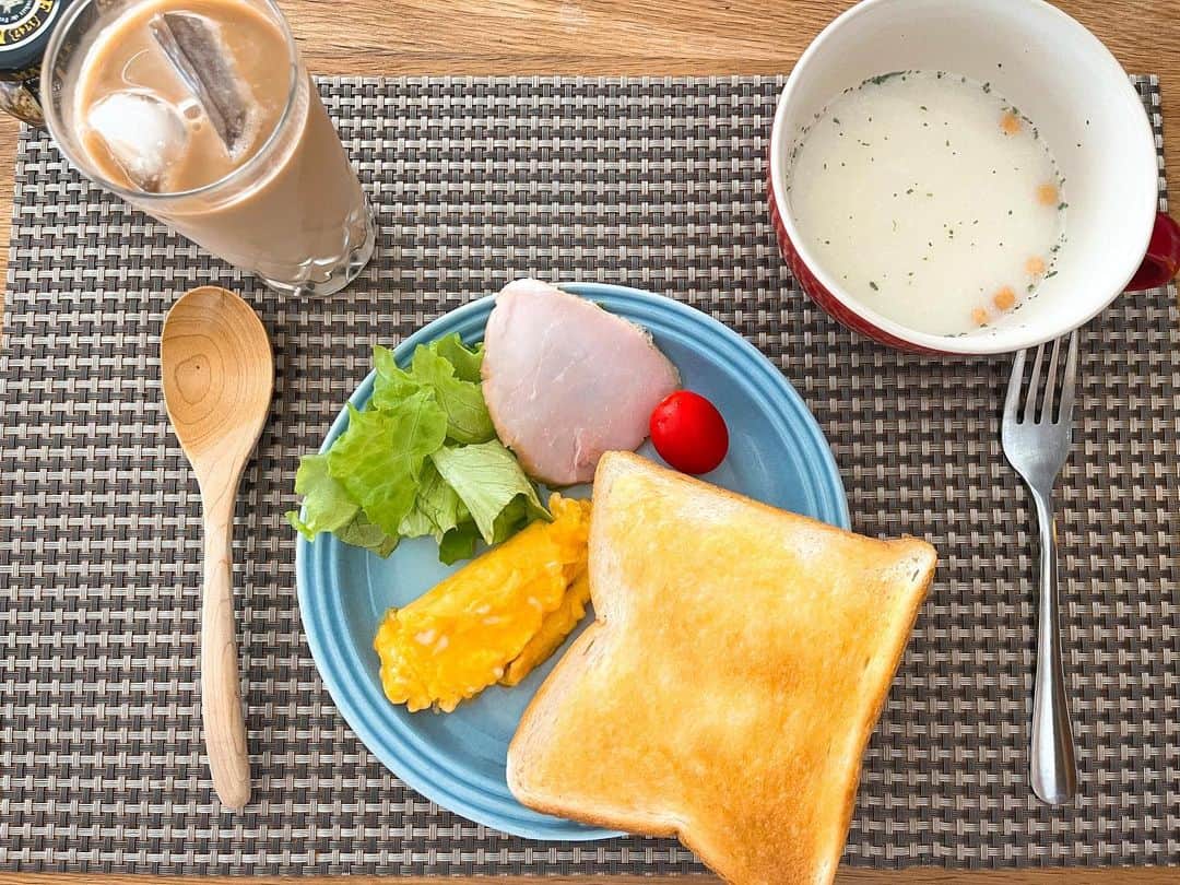 川嵜美佳のインスタグラム：「#breakfast #bread #soup #egg #lettuce #tomato #osmic #coffee」