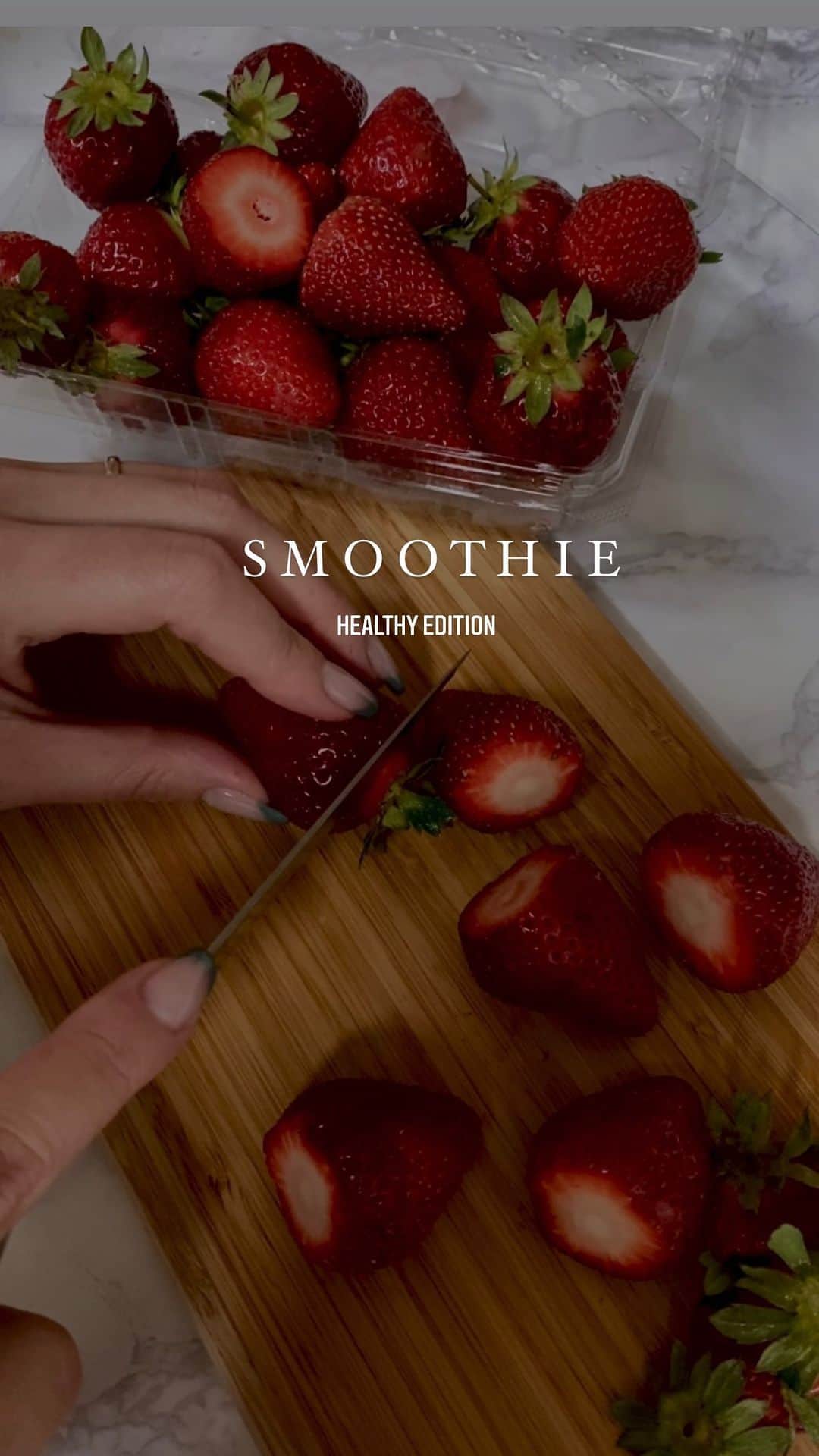 ᗰᗩYᑌᑕᕼIのインスタグラム：「Morning 🍓🥬🍎🍌  +いちご味のプロテイン  #20weekspregnant 🤰🏼  #グリーンスムージー  #体重管理 #妊娠中  #morningroutine #healthyfood #reels」