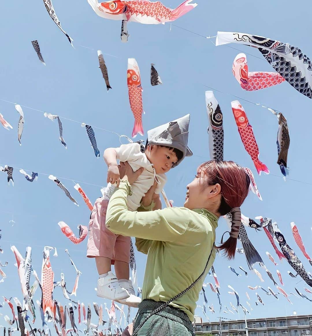 のインスタグラム：「Cₕᵢₗdᵣₑₙ'ₛ dₐy🎏 𓈒 𓂂𓏸 * * こいのぼり見てきたよ👦🏻🤍 いい天気で川で遊んでる子供達 気持ち良さそうやった~🎵 * あおと👦🏻とお揃い兜かぶって記念写真📷 鯉のぼり×こどもの写真ってほんま難しいw いつもママに付き合ってくれてありがとうw * ここから安満遺跡公園まで8分🚘 やからこの後ランチしに行った🍽 あそこ癒される𓂃☺️🤍 * * * #芥川桜堤公園 #こいのぼり #こどもの日 #端午の節句 #こいのぼりフェスタ #こいのぼりフェスタ1000 #兜 #兜飾り #鯉のぼり #🎏」