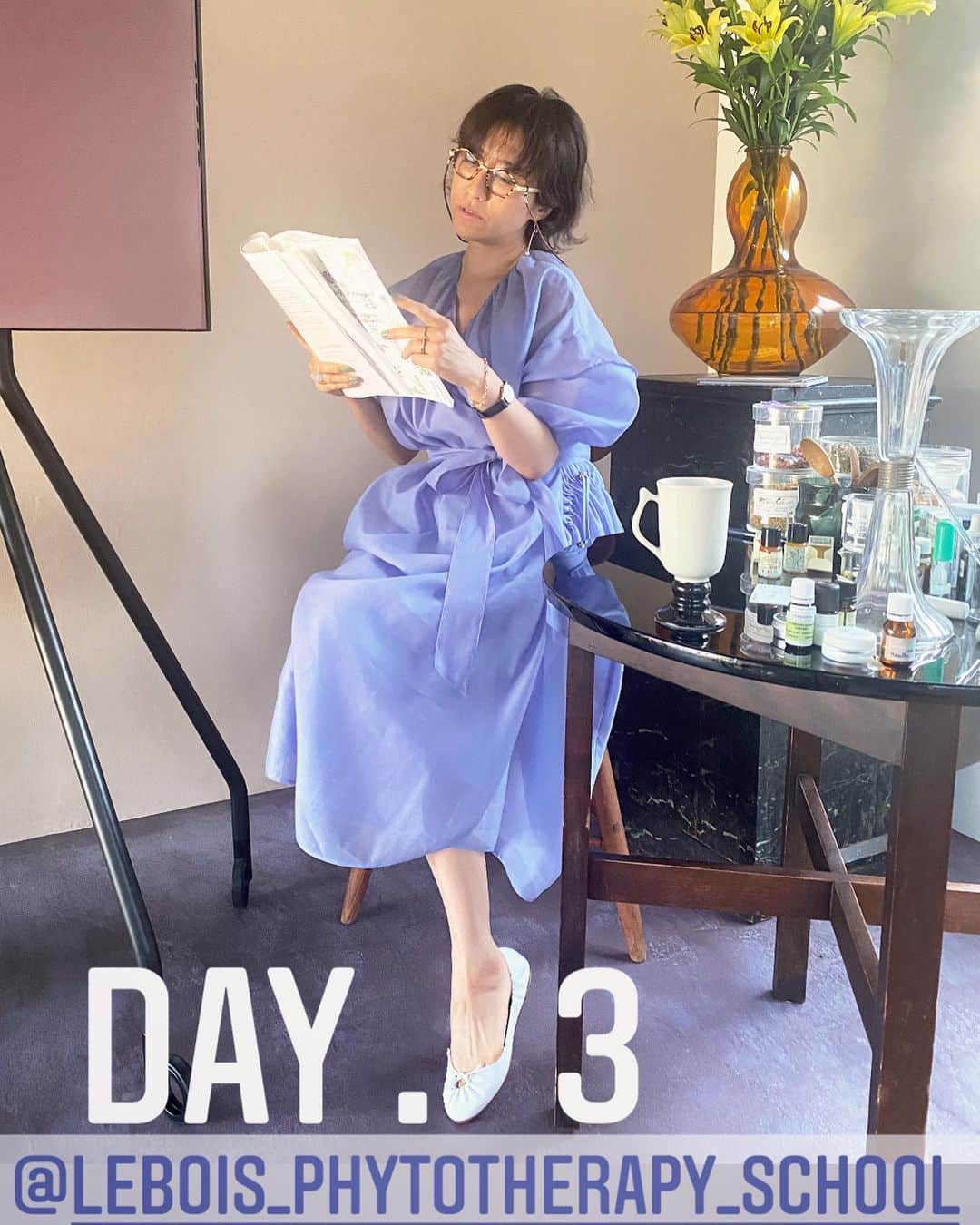 風間ゆみえのインスタグラム：「@lebois_phytotherapy_school  東京サテライト校  フィトテラピーセミナー初級 プルミエ GW短期集中コースDAY.3  Leçon ５  女性のためのフィトテラピー Ⅰ  女性という性 月経と女性ホルモン 女性ホルモンの一生 女性ホルモンのバランスとリズムを整える 膣の粘液力こそ女性の免疫力 フィトテラピーの活用 女性特有のトラブルと症状のケア  Leçon ６  女性のためのフィトテラピー Ⅱ  美しい肌は健やかさの証 皮膚の役割と作用、構造 肌を健やかに保つスキンケア フィトテラピーの活用 日常的な肌トラブル  今日のお花は  イエローウィンという名の 黄色い百合。  花に合わせて選んだ淡いパープルのドレスは @stylings_official の新作。」