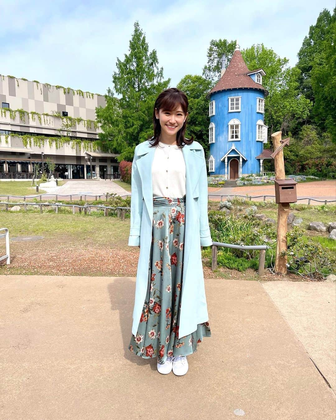 嶺百花さんのインスタグラム写真 - (嶺百花Instagram)「今週もありがとうございました！今朝は埼玉県飯能市のムーミンバレーパークからお届けしました🌿  今日も日中は半袖で過ごせるようなあたたかさになります！ただ、週末は天気が崩れる可能性がありそうです。☔️  来週も宜しくお願い致します😊  5/5（木） tops: #andemiu #アンデミュウ skirt: #フェルテ pierce: #アネモネアクセ  5/6（金） tops: @theshoptk_official skirt: #andemiu #アンデミュウ pierce: #アネモネアクセ」5月6日 9時04分 - mine_momoka