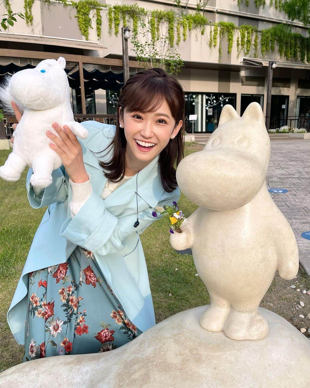 嶺百花さんのインスタグラム写真 - (嶺百花Instagram)「今週もありがとうございました！今朝は埼玉県飯能市のムーミンバレーパークからお届けしました🌿  今日も日中は半袖で過ごせるようなあたたかさになります！ただ、週末は天気が崩れる可能性がありそうです。☔️  来週も宜しくお願い致します😊  5/5（木） tops: #andemiu #アンデミュウ skirt: #フェルテ pierce: #アネモネアクセ  5/6（金） tops: @theshoptk_official skirt: #andemiu #アンデミュウ pierce: #アネモネアクセ」5月6日 9時04分 - mine_momoka