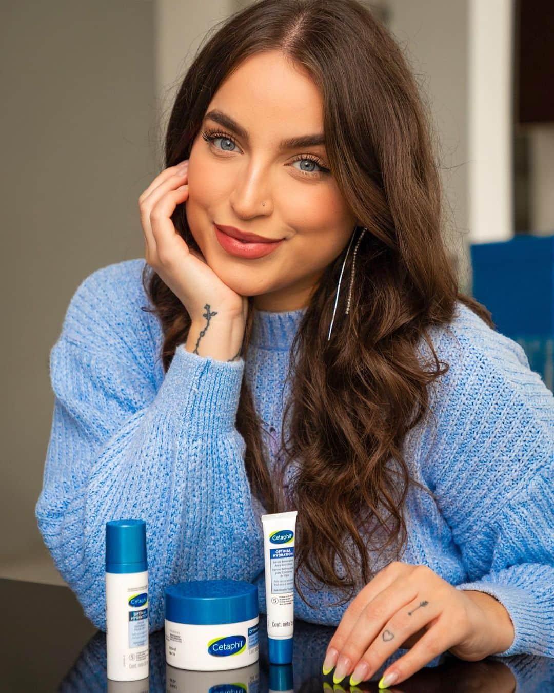 Bruna Unzuetaのインスタグラム：「O Sérum Facial me encantou com a fórmula leve e de rápida absorção! Tem melhorado a luminosidade e saúde da minha pele. O sérum para a área dos olhos tem me ajudado muito com as olheiras e tem um aplicador que revolucionou meu skincare, MARAVILHOSO!!! O creme hidratante dá o boost que amo, ainda mais em dias friozinhos como hoje 🥶 Toda linha conta com as propriedades calmantes da Blue Daisy e com o ácido hialurônico, que promove aparência rejuvenescedora.  Ahhh e aproveita que a linha @cetaphilbrasil Optimal Hydration está com frete grátis no site da Época Cosméticos 💙🤍💙🤍  #CetaphilBrasil #MinhaRotinaCetaphil #PeleSensível #OptimalHydration」