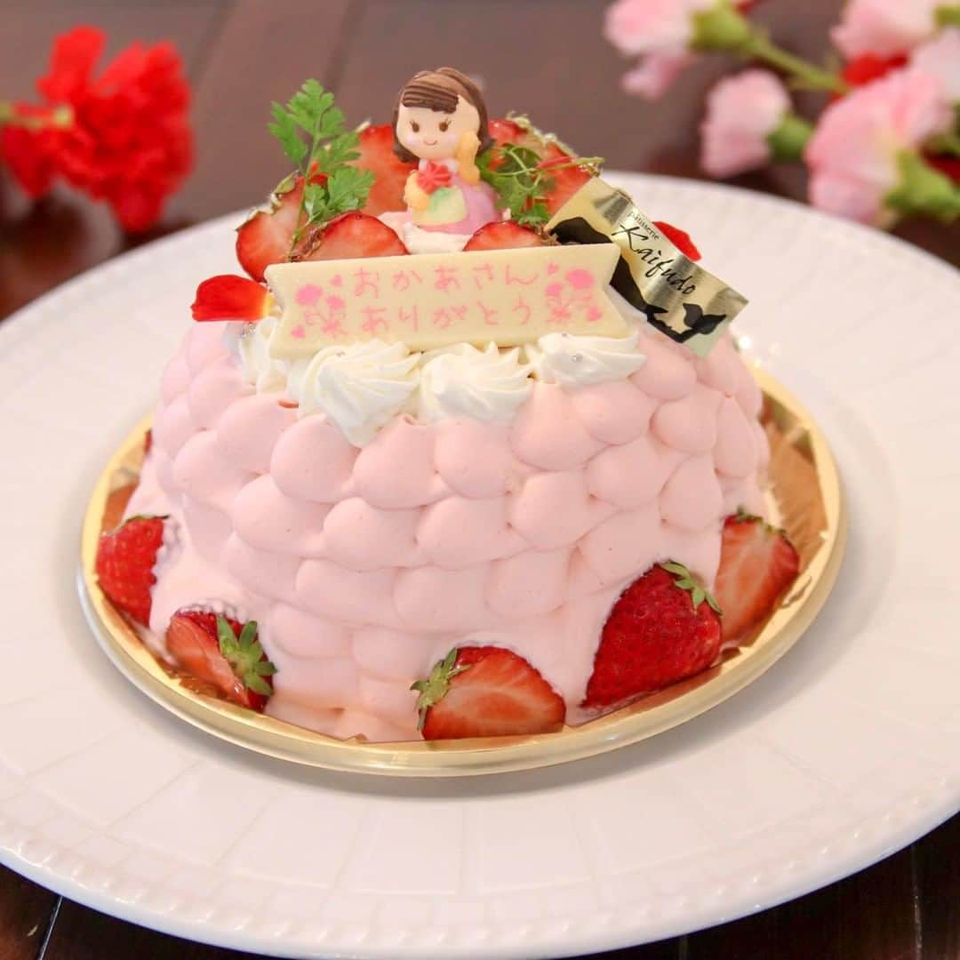 ケーキ&カフェ 海風堂のインスタグラム：「🥰母の日デコレーション  ママに日頃の感謝をこめて❤️ 苺のデコレーションケーキをドレスケーキにしました #母の日ケーキ #mothersday #デコレーションケーキ #いちごスイーツ #いちごケーキ #市川市 #南大野 #海風堂」